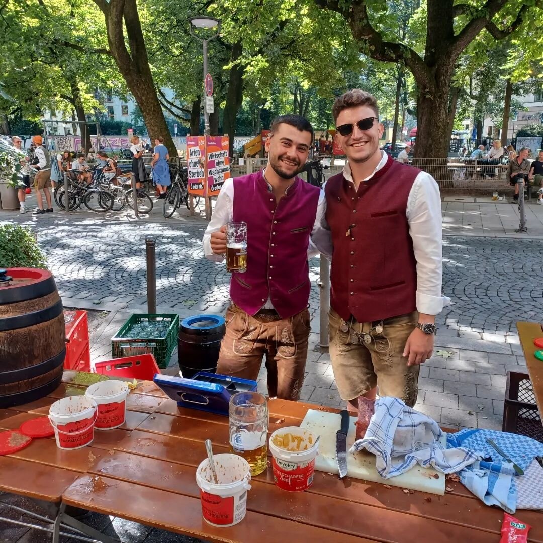 Lange Schlange heute schon beim Tomaso,  Anstich beim Dreim&uuml;hlen - auf eine friedliche #Wiesn! #oktoberfest #dreim&uuml;hlenviertel #dreimuehlenviertel&nbsp; #Isarvorstadt #muenchen #minga #M&uuml;nchen&nbsp; #igersmunich #igersmuc #muenchenstag