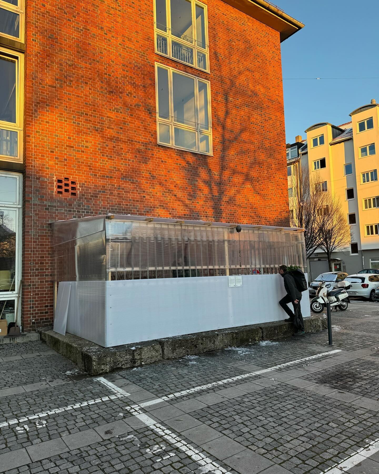 Na, wem ist diese Box an der Ecke Thalkirchner- und Zenettistrasse schon aufgefallen? Und wei&szlig; jemand, was es damit auf sich hat? 🤔