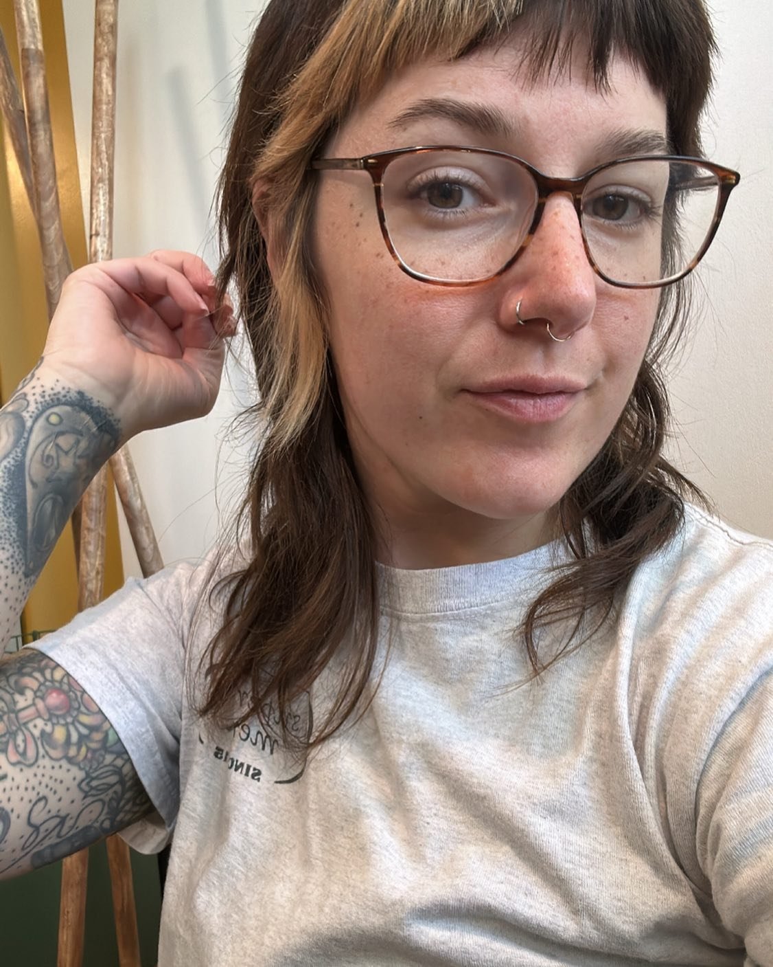 Haven&rsquo;t posted my face in a while&hellip; Hi 👋🏻 

I&rsquo;m Halie (they/them), I&rsquo;m a private salon studio owner who specializes in self-affirming haircuts! I approach haircutting like a collaborative art piece between myself, your visio