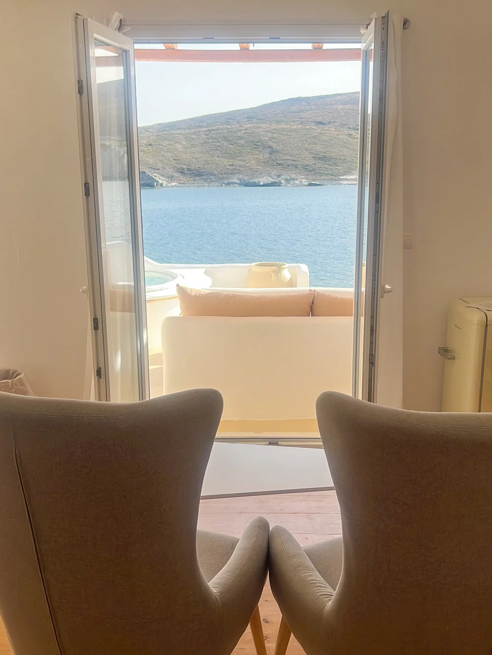 Milos sunset view hotels sea view bedroom salt suites.JPG
