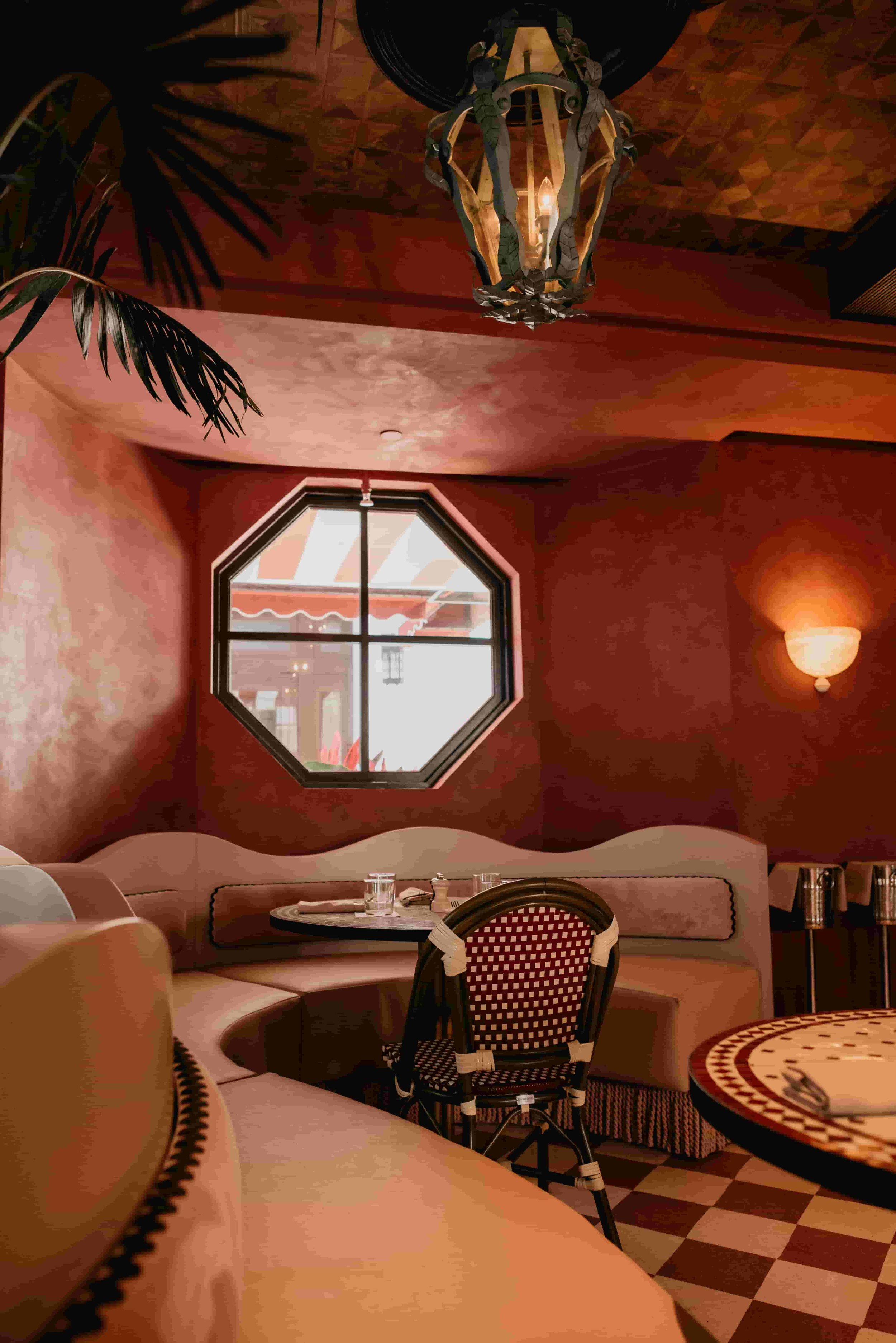 Esmé - El Salón Interior 9 (Jen Castro)-min.jpg