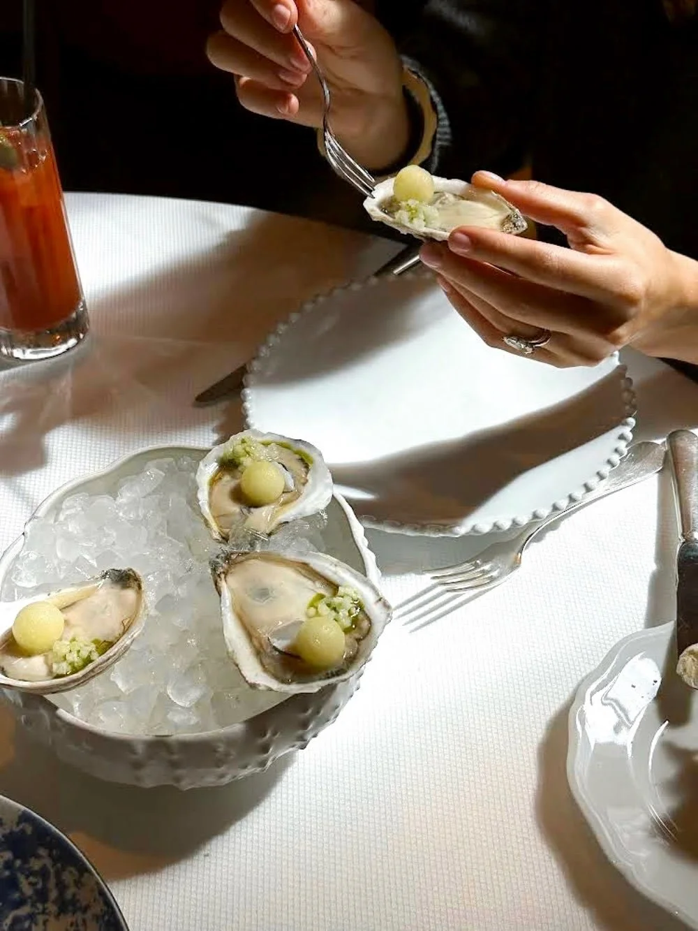 We&rsquo;re partial to classics with a twist, like the Oysters &agrave; la Pomme at Caf&eacute; Carmellini, served with a burst of tart green apple.

#fora