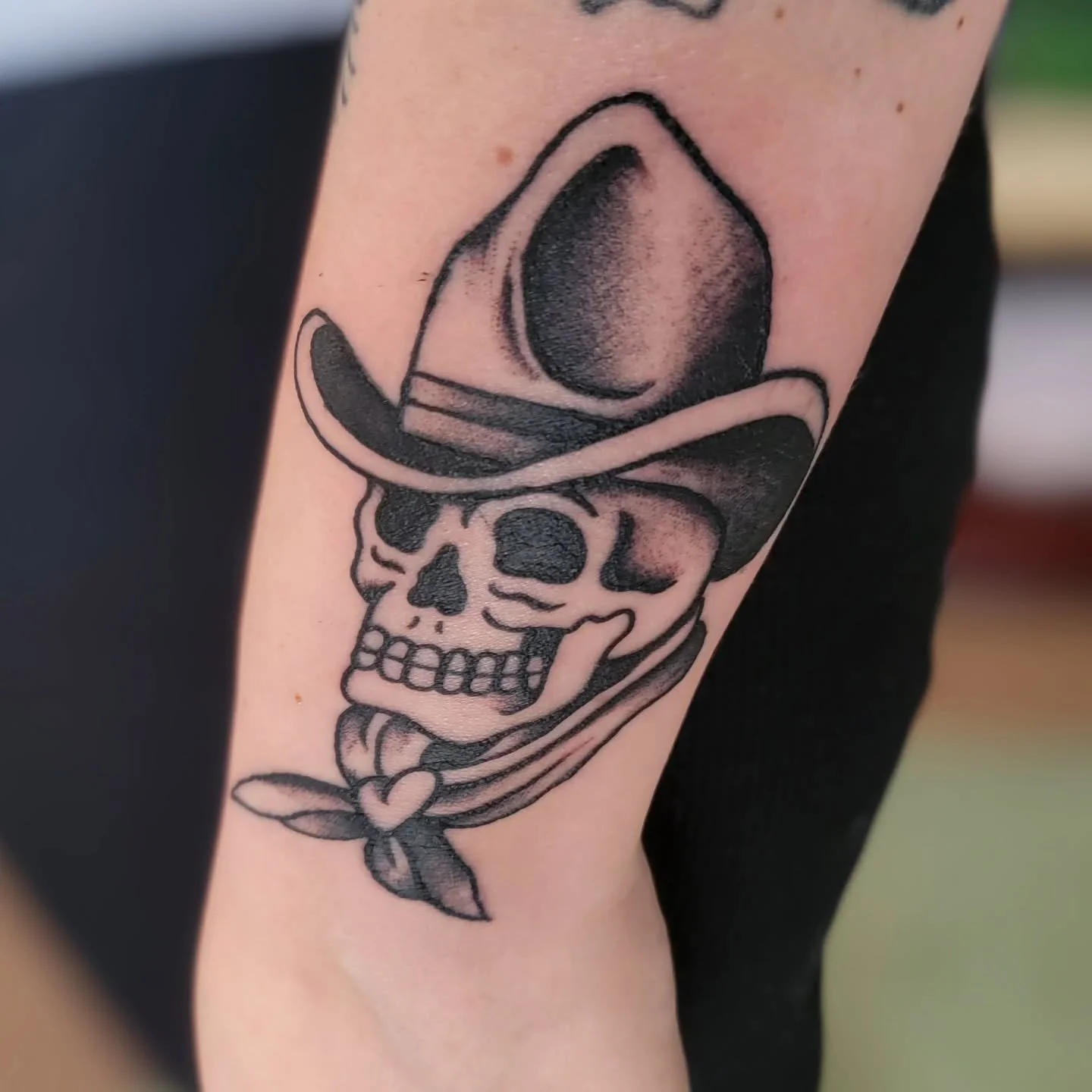 A classic for my wifey. Feels so good to be using bar needles again.

 FOR BOOKING:

TEXT MESSAGE CARBONDALE:

8159991647

TEXT MESSAGE PARACHUTE:

9709813710

#tattoo #traditionaltattoo #traddytatty 

@jvstpeachie