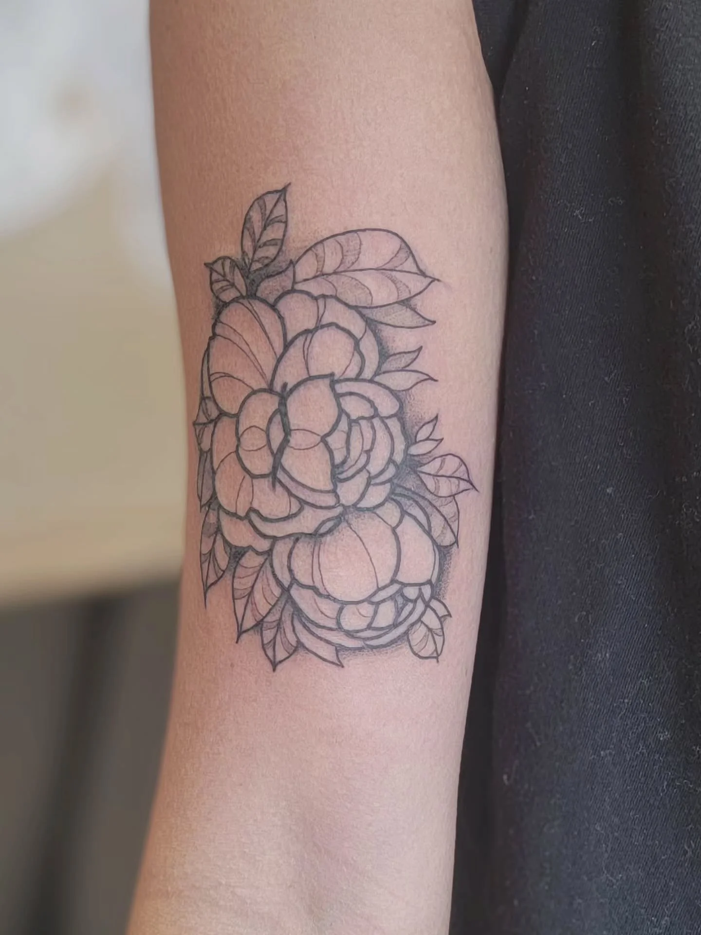 Peonies for Carrina thanks friend!

#tattoo #flowertattoo #blackandgreytattoo 

@bonedaletattoo
@twinscreektattoo 

FOR BOOKING:

TEXT MESSAGE CARBONDALE:

9705100380

TEXT MESSAGE PARACHUTE:

9709813710