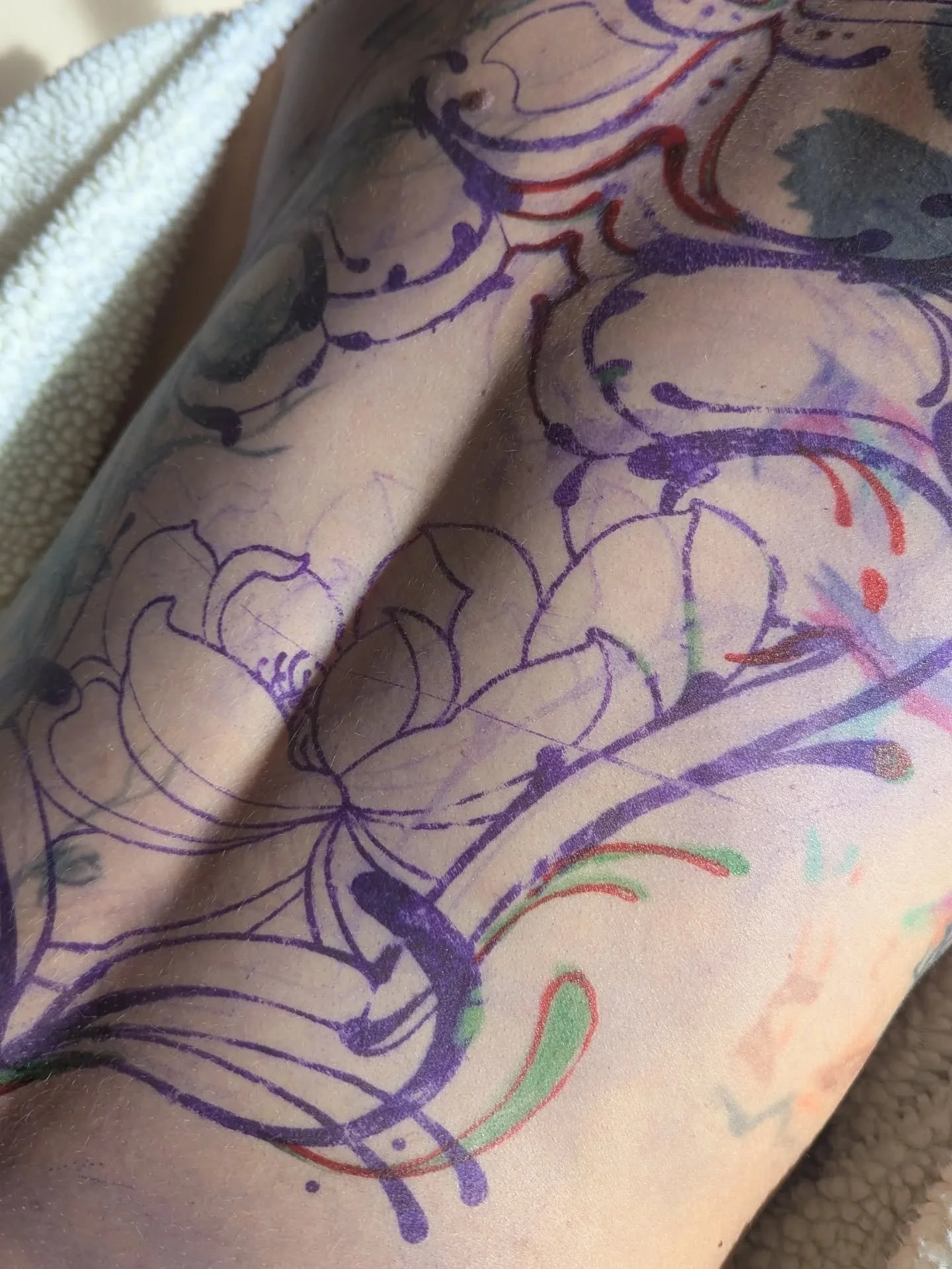 First session down for @abreazeparra ! Super psyched for this one stay tuned for progress! 

I am booking more large scale pieces and I'm so stoked! 

Now booking 2026 at @twinscreektattoo
And @bonedaletattoo
#tattooprocess #backpeice #ornamentaltatt