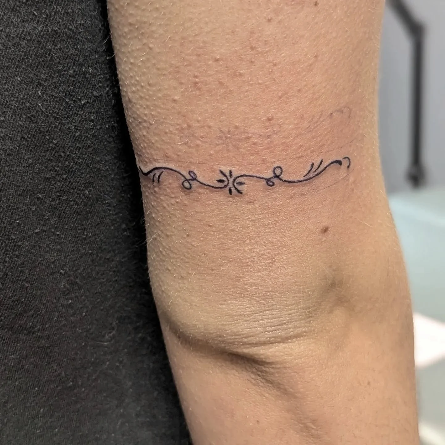 Fine line ornament to start the day today!

Now booking through March 2026 at @twinscreektattoo and @bonedaletattoo reach out to get in!

#tattoo #finelinetattoo #ornamentaltattoo #cutetattoo