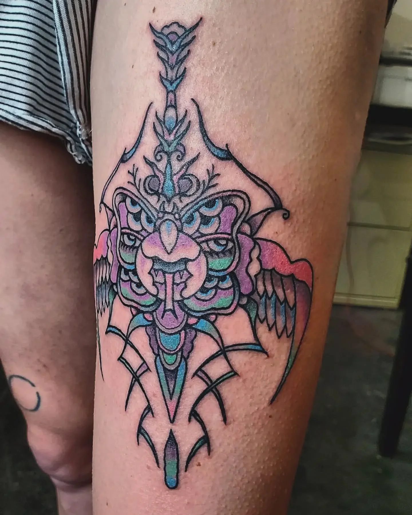 Throwback to 2019 on the homie @babe_reynolds. Bug morphs for the win. 

Jane is the author of our forthcoming Tarot card deck book @intangibledimensionstarot and an all around badass. Go follow the tarot and reach out if you want a rad tattooooo!

#