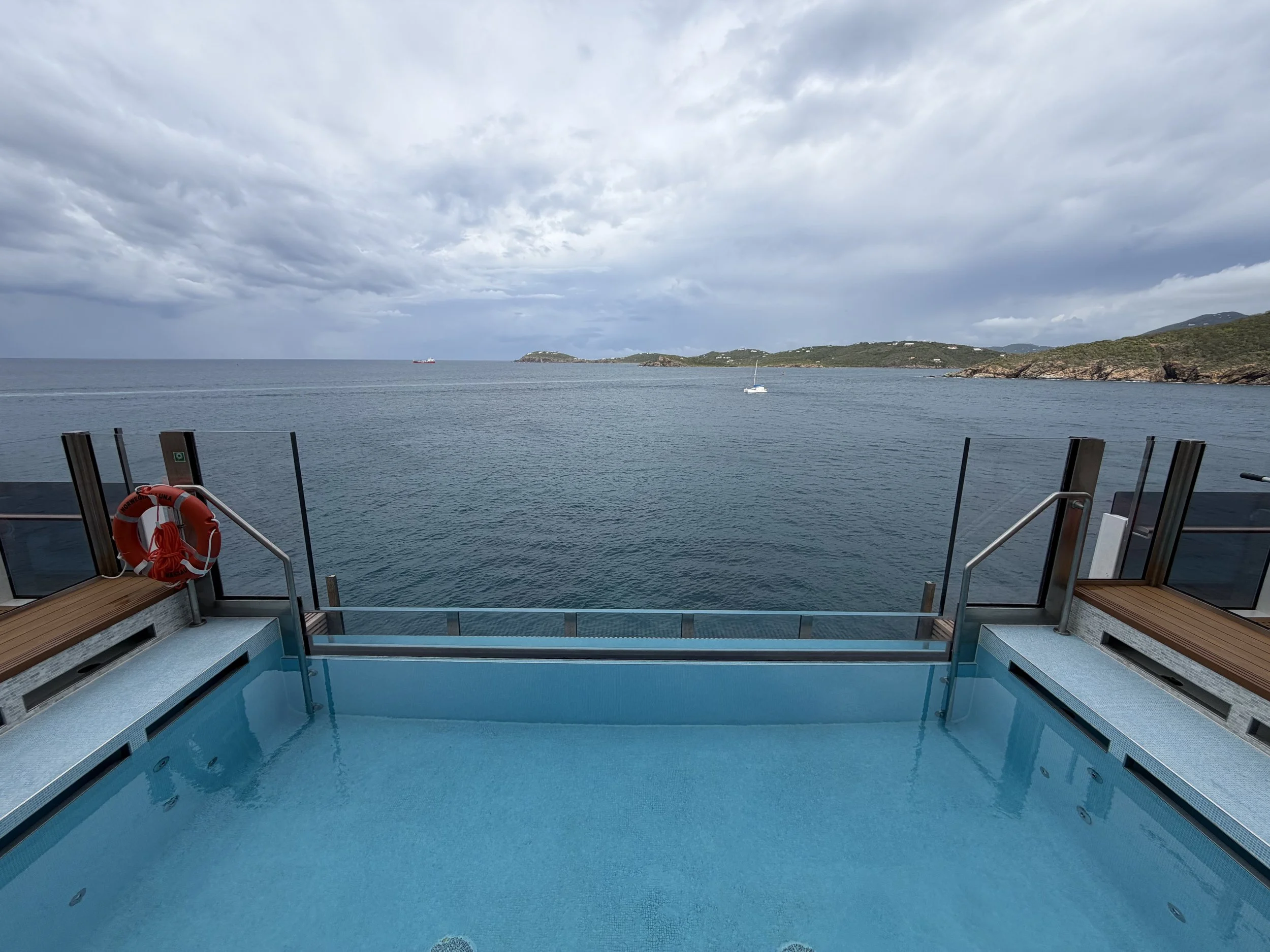 Infinity Beach onboard Norwegian Luna, © Fraser at Sea