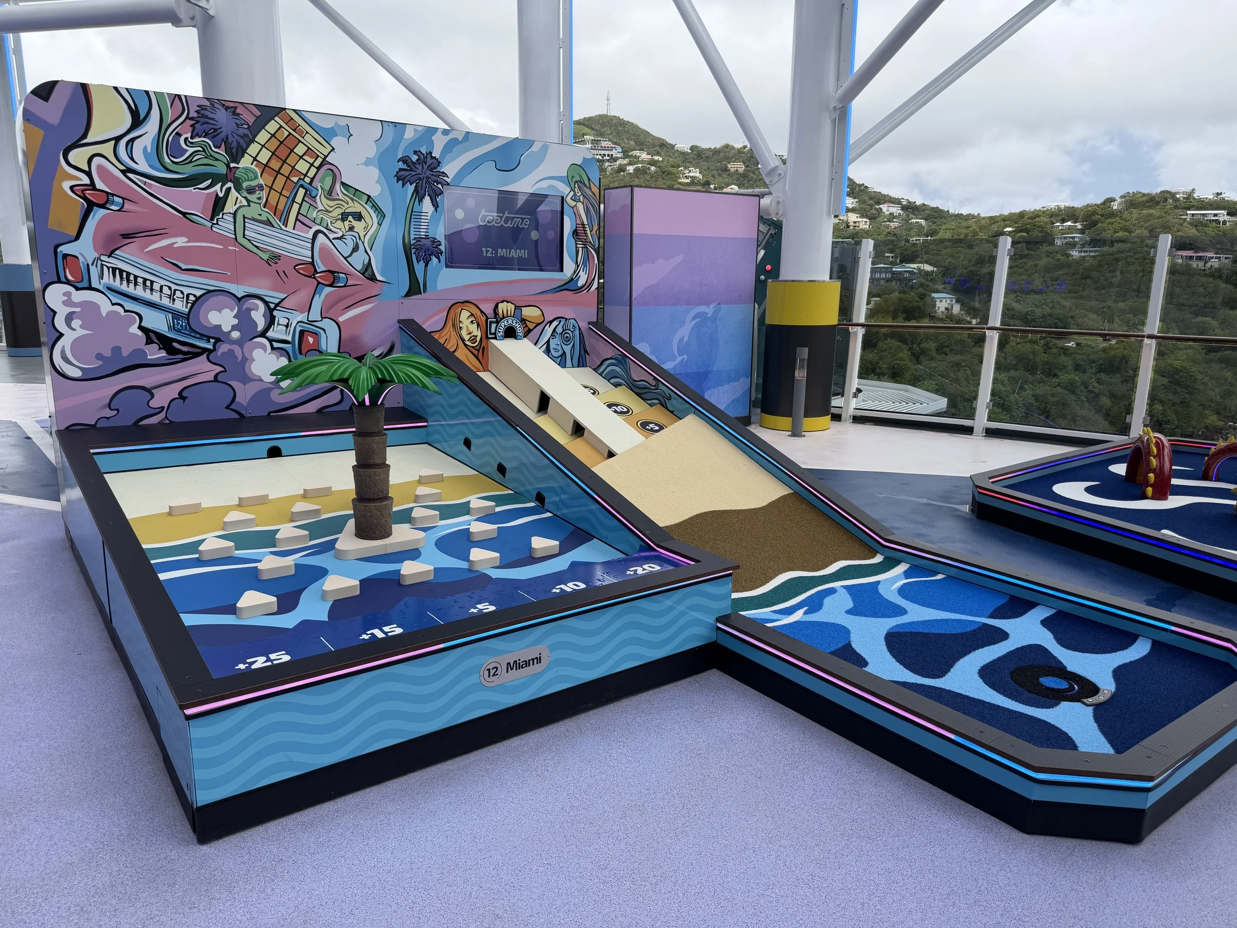 Tee Time onboard Norwegian Luna, © Fraser at Sea