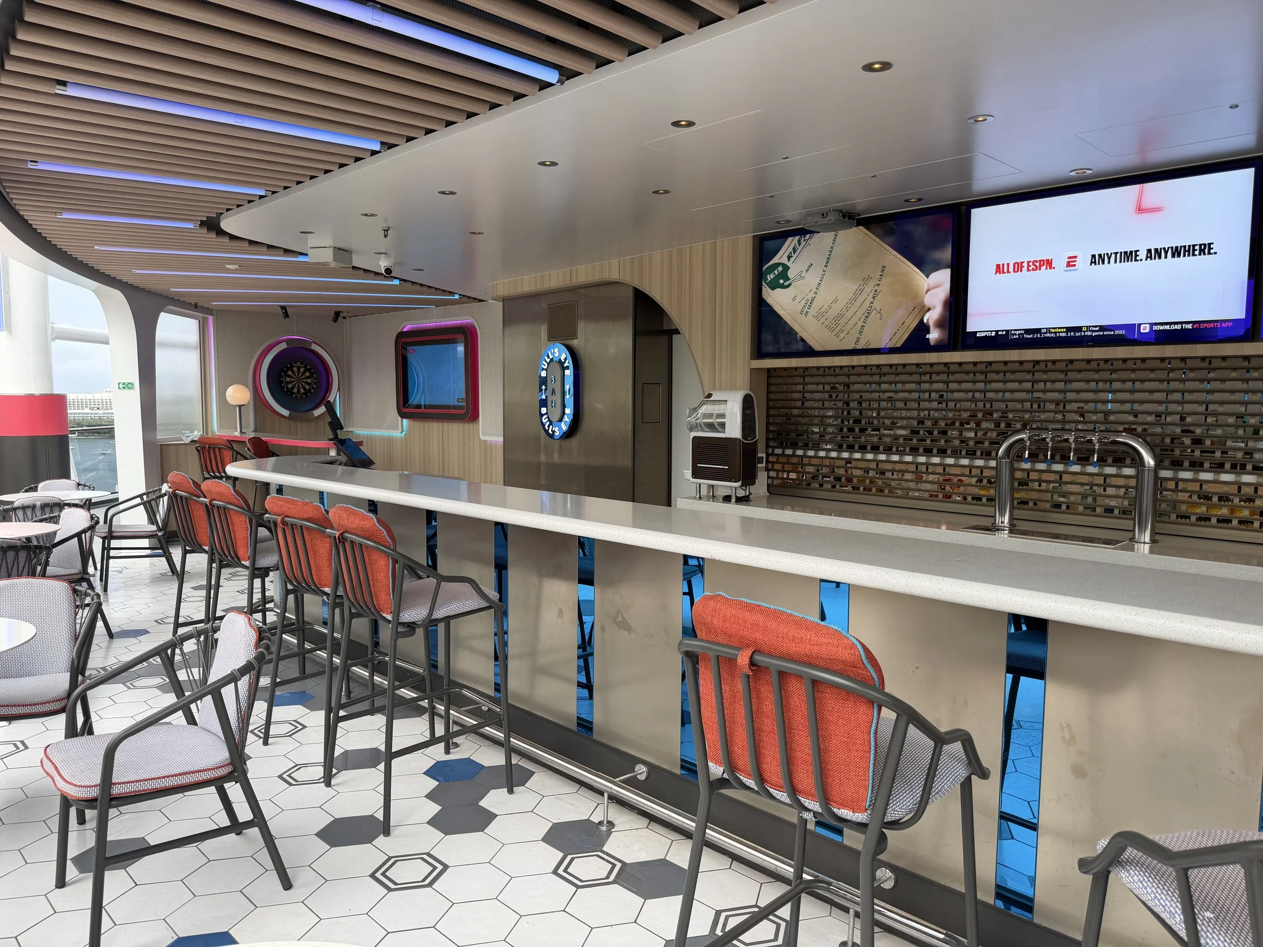 Bullseye Bar onboard Norwegian Luna, © Fraser at Sea