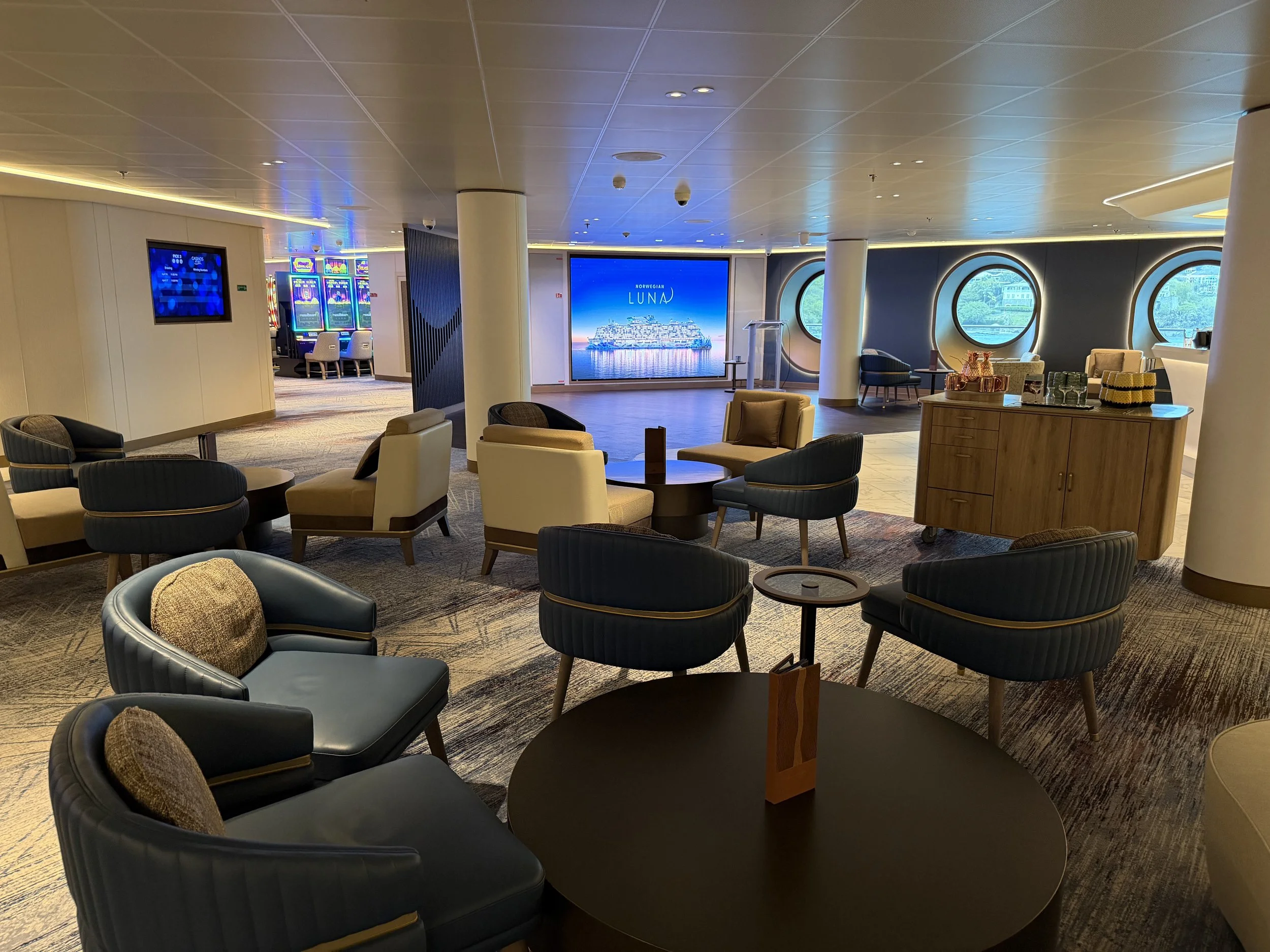 Penrose Bar onboard Norwegian Luna, © Fraser at Sea