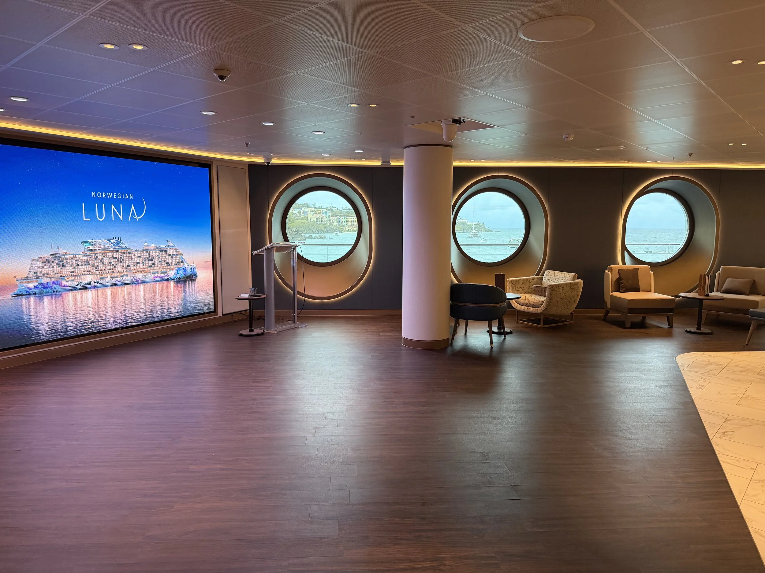 Penrose Bar onboard Norwegian Luna, © Fraser at Sea