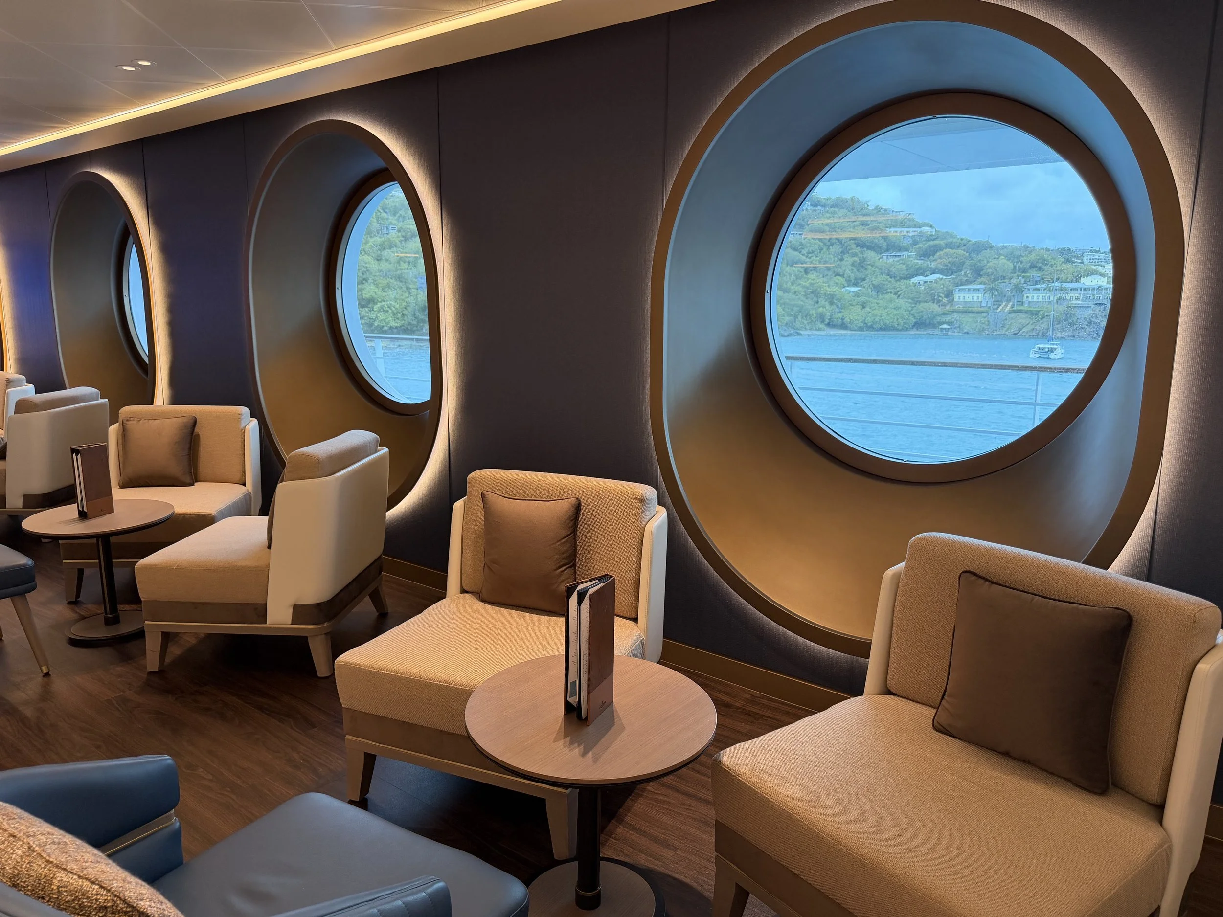 Penrose Bar onboard Norwegian Luna, © Fraser at Sea