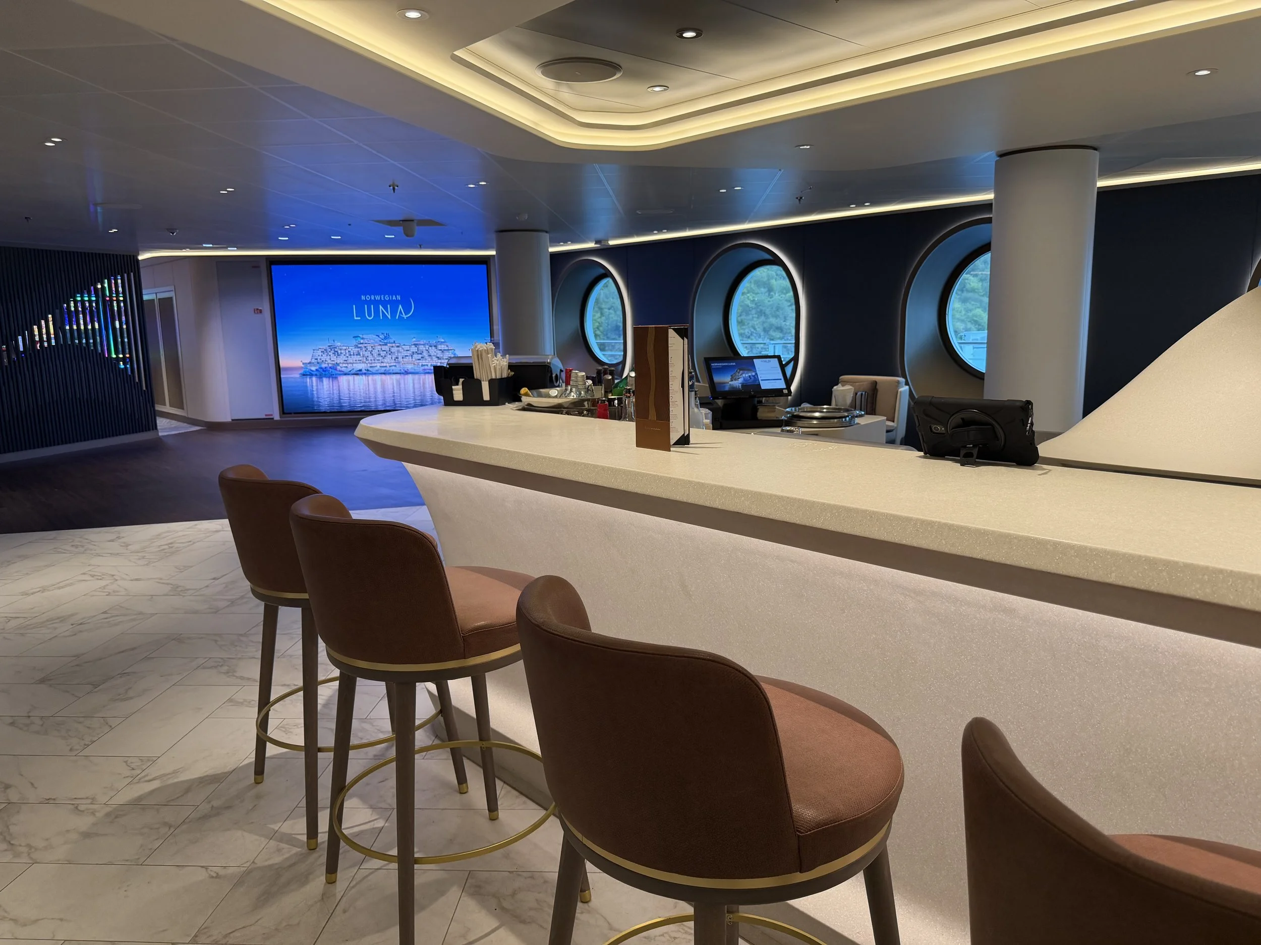 Penrose Bar onboard Norwegian Luna, © Fraser at Sea