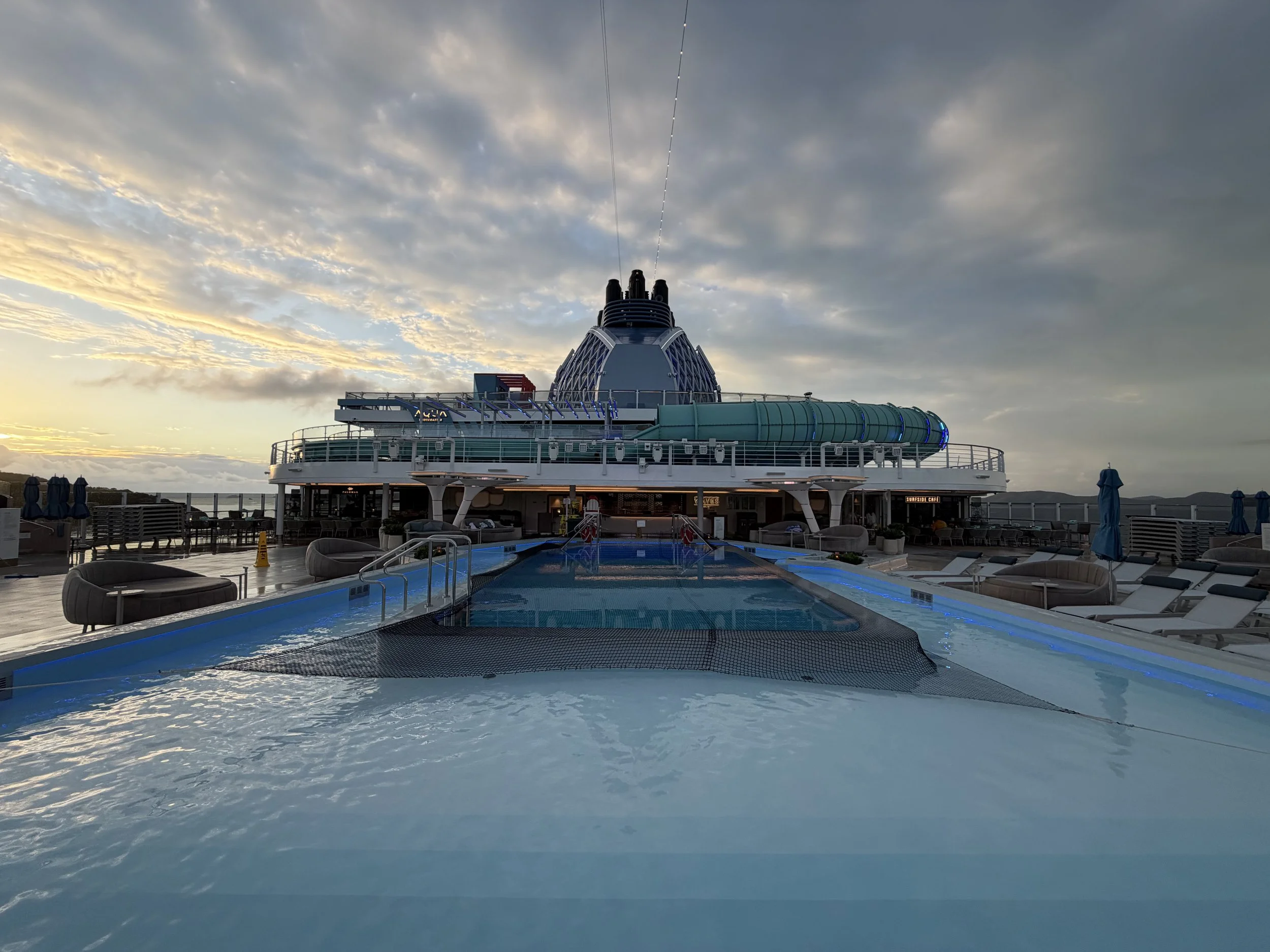 Waves Pool &amp; Bar onboard Norwegian Luna, © Fraser at Sea