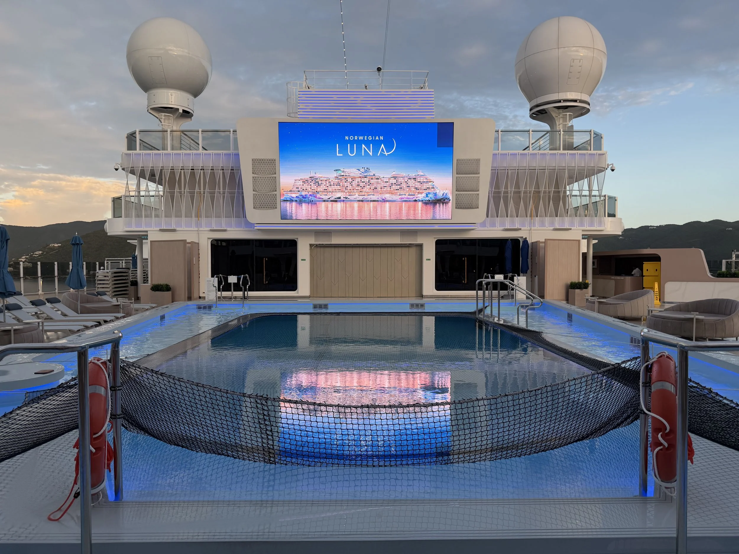 Waves Pool &amp; Bar onboard Norwegian Luna, © Fraser at Sea