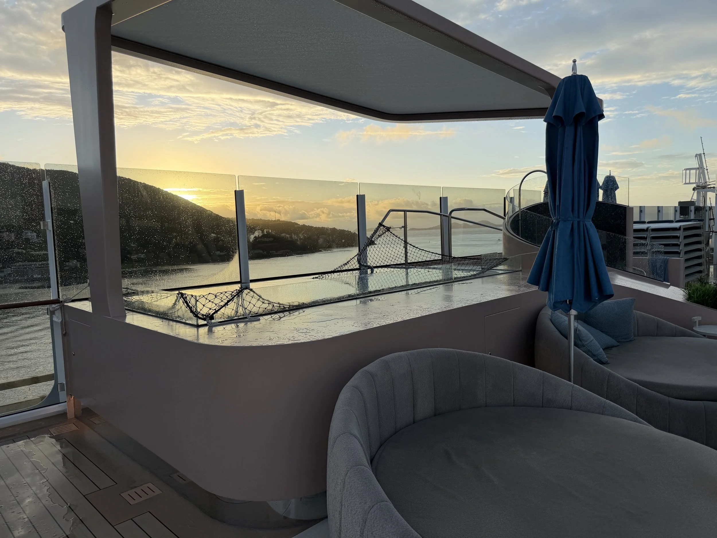 Waves Pool &amp; Bar onboard Norwegian Luna, © Fraser at Sea