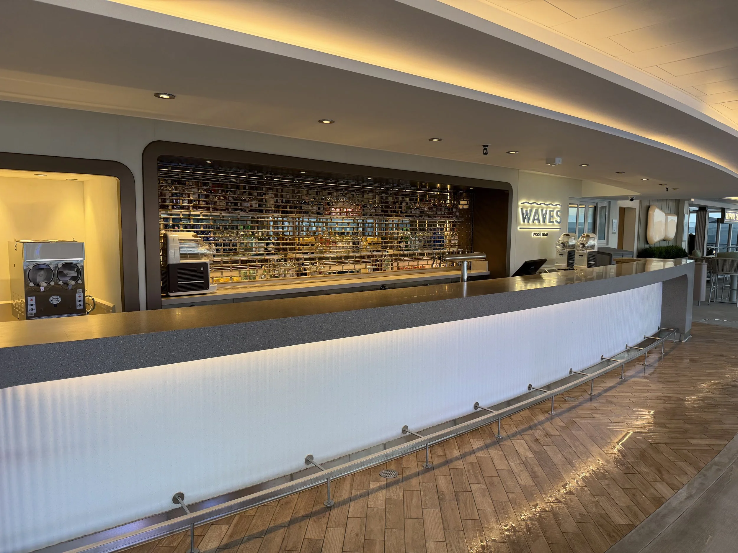 Waves Pool &amp; Bar onboard Norwegian Luna, © Fraser at Sea