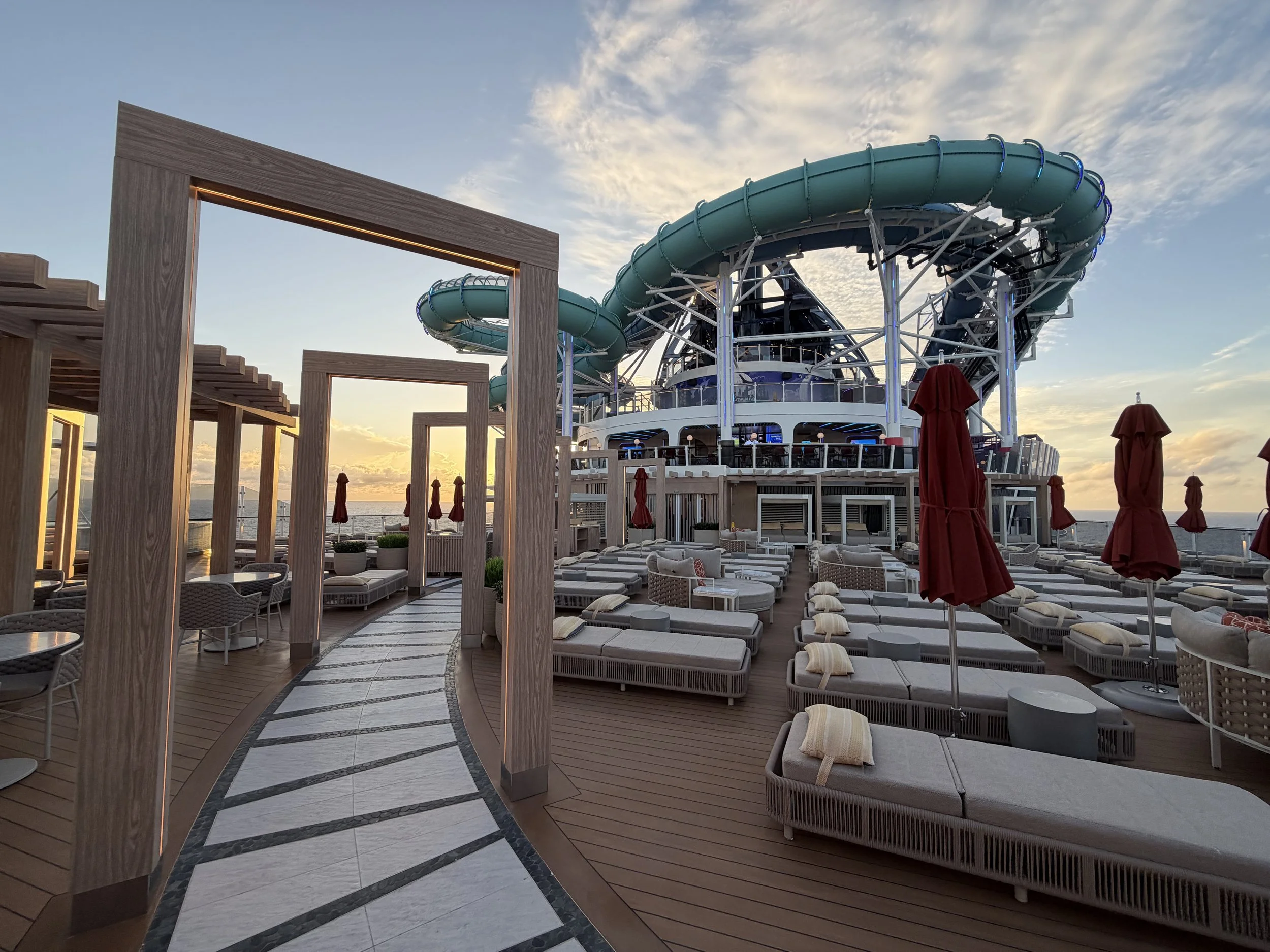Vibe Beach Club onboard Norwegian Luna, © Fraser at Sea