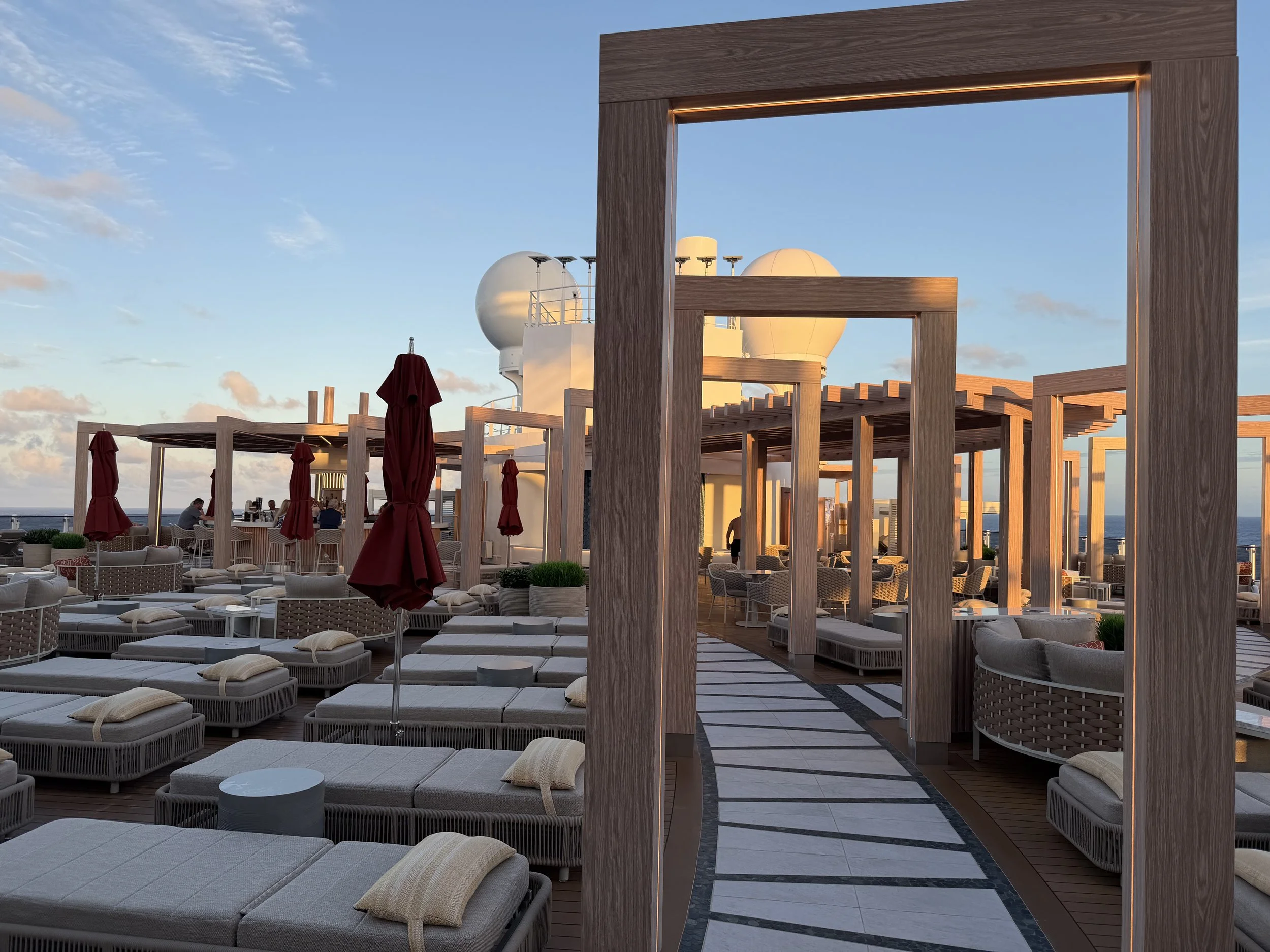 Vibe Beach Club onboard Norwegian Luna, © Fraser at Sea