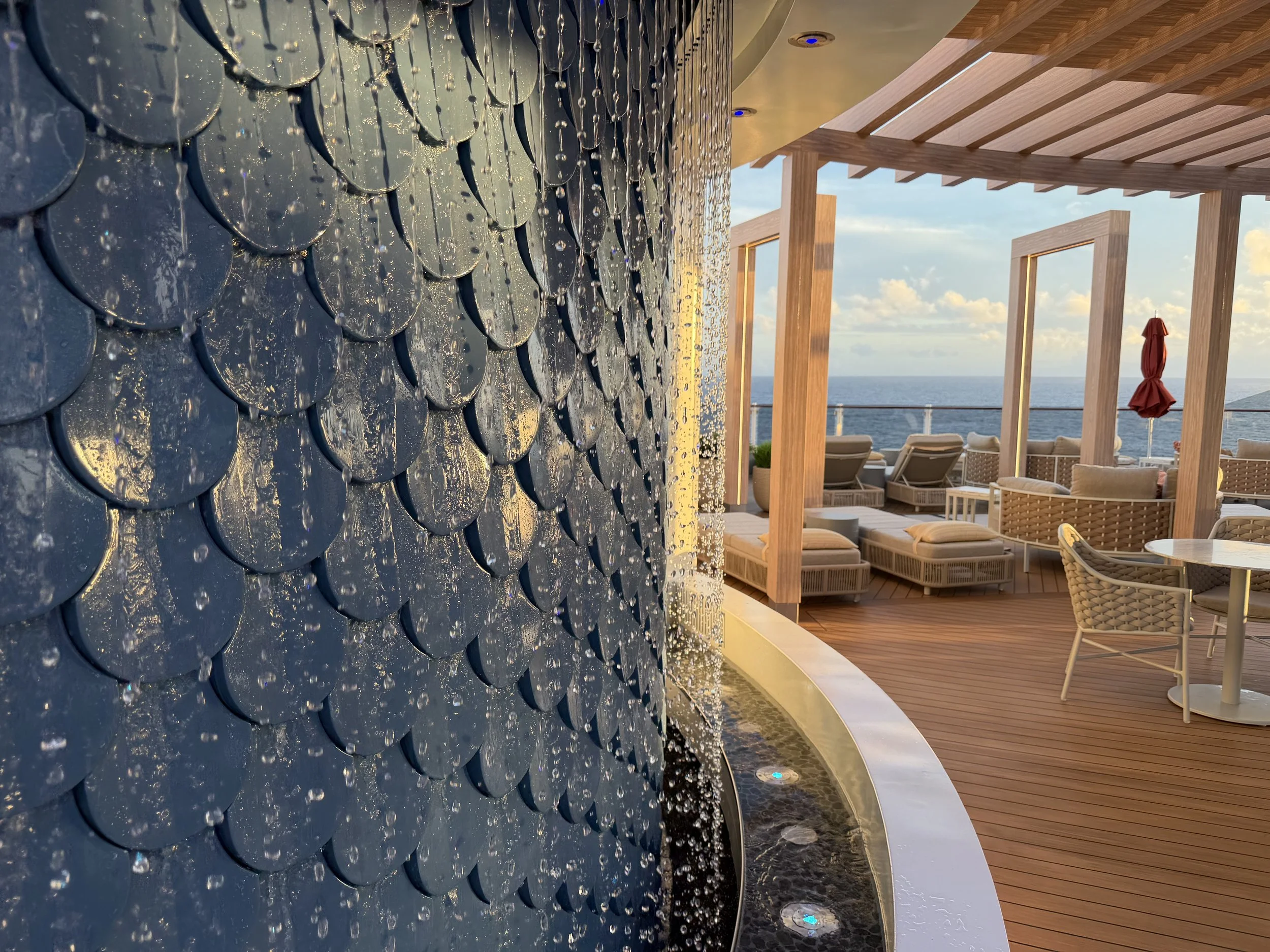 Vibe Beach Club onboard Norwegian Luna, © Fraser at Sea