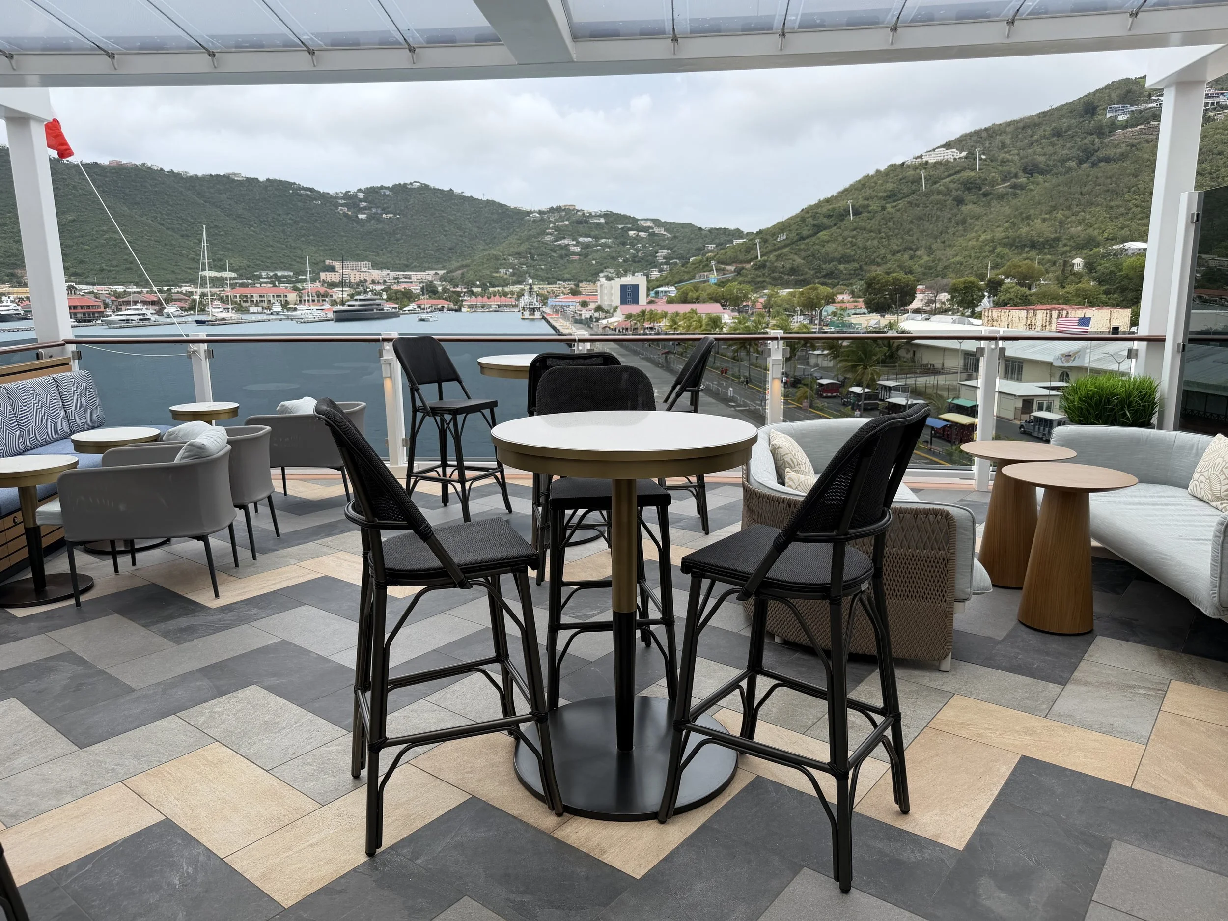 Soleil Bar onboard Norwegian Luna, © Fraser at Sea