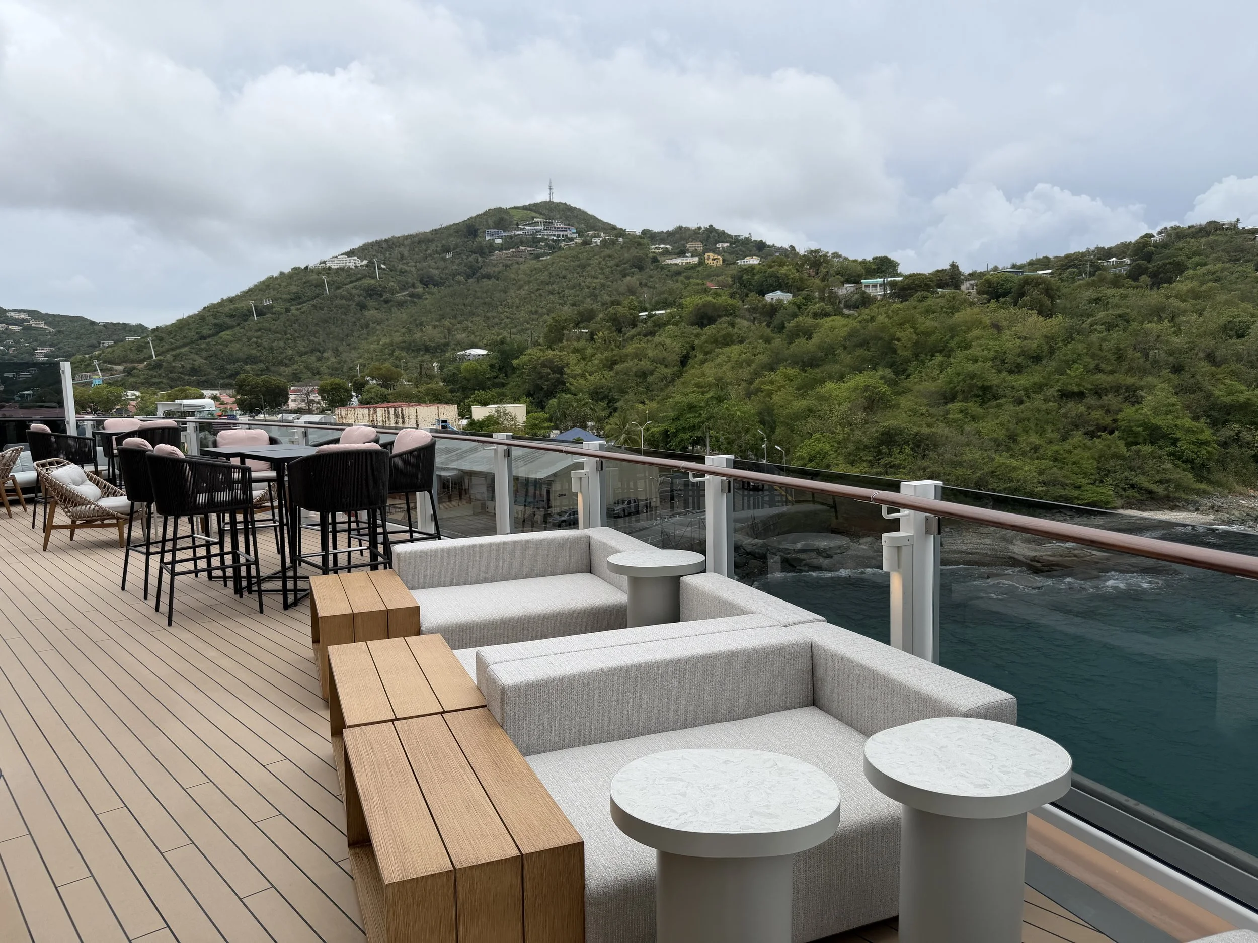 Soleil Bar onboard Norwegian Luna, © Fraser at Sea