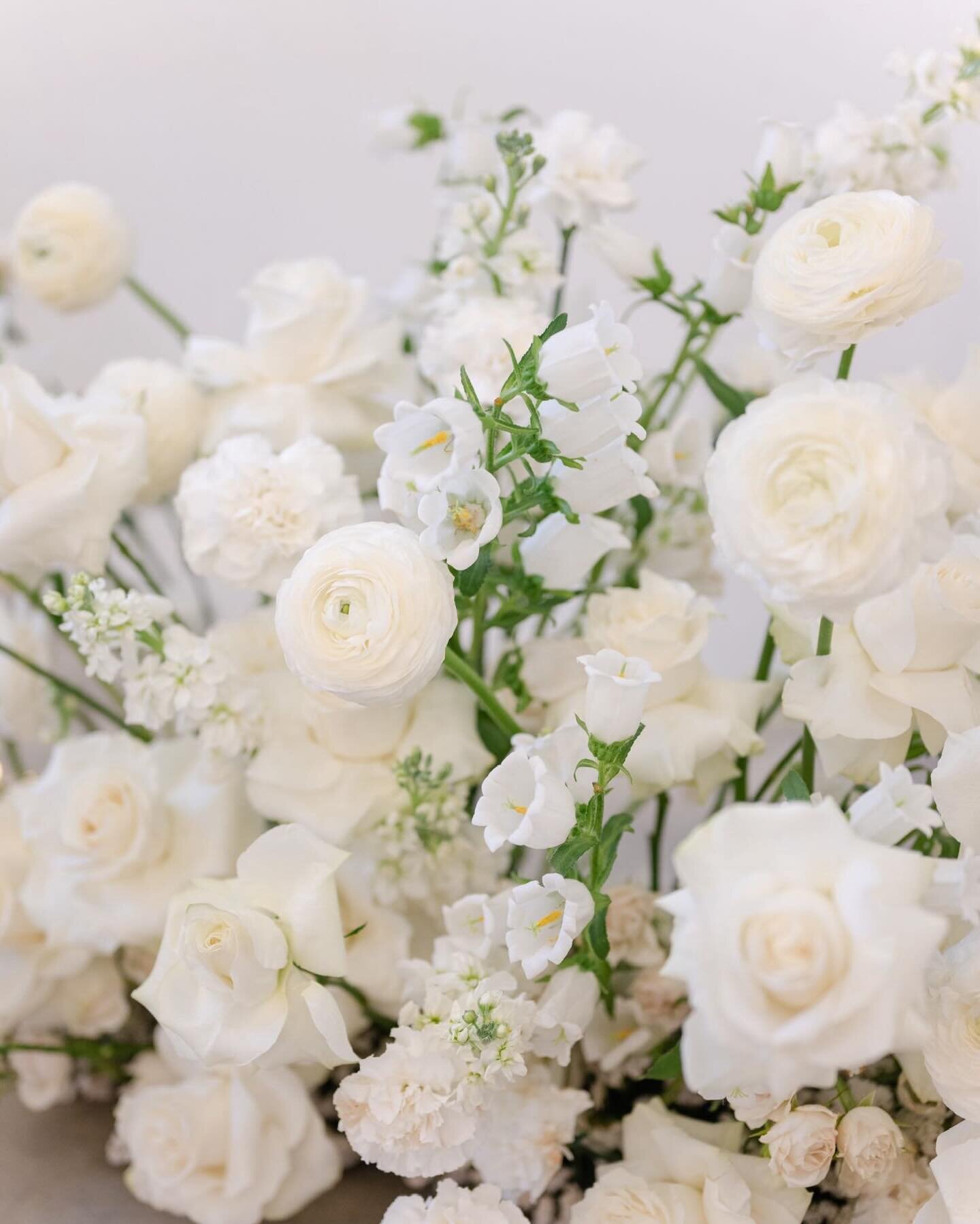 A round of applause for the florals ✨ @hathawayfloraldesign
.
.
.
#destinationweddingphotographer 
#nikon #ncweddingphotographer#nycweddingphotographer #njweddingphotographer #miamiweddingphotographer #dcweddingphotographer