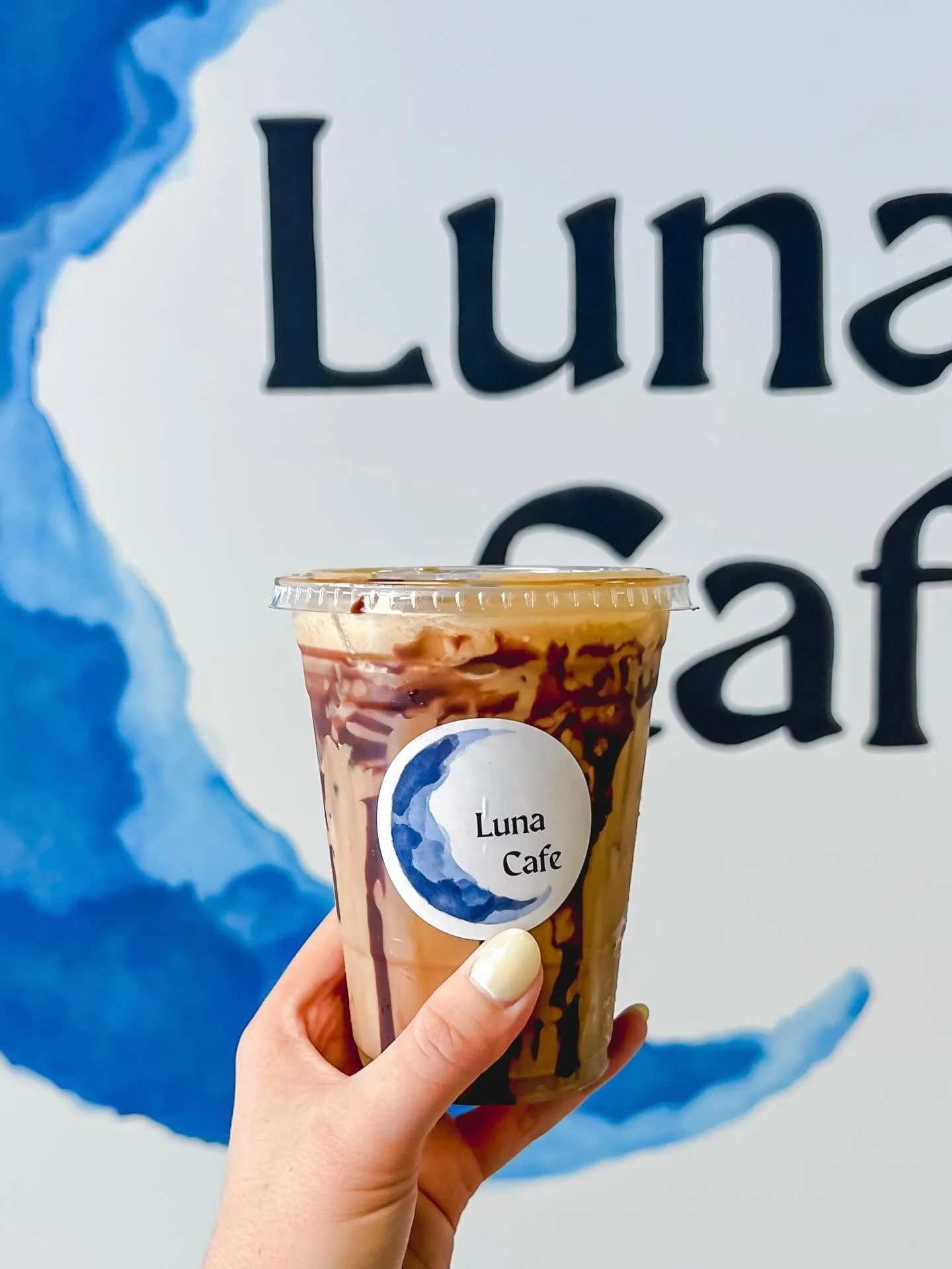 📍 Luna Cafe, Lincoln Square
I was absolutely spoiled by @lunacafechicago last week!🌜This new shop deserves all the love &mdash; the nicest, most accommodating staff, a huge breakfast, lunch, and drink menu, and tons of space are just a few of the h