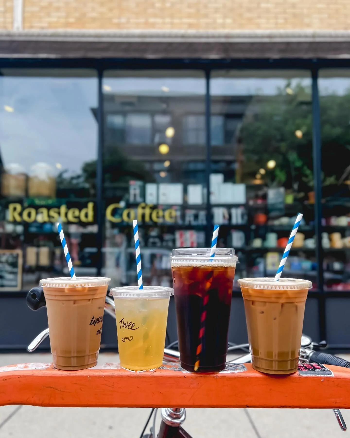 📍 The Coffee &amp; Tea Exchange, Lakeview East
The perfect weekend morning &mdash; @ctxchicago&rsquo;s monthly menu, an @unabridgedbooks book 📚, and catching up with friends 🥰 it&rsquo;s your last week to get their &lsquo;recession indicator&rsquo