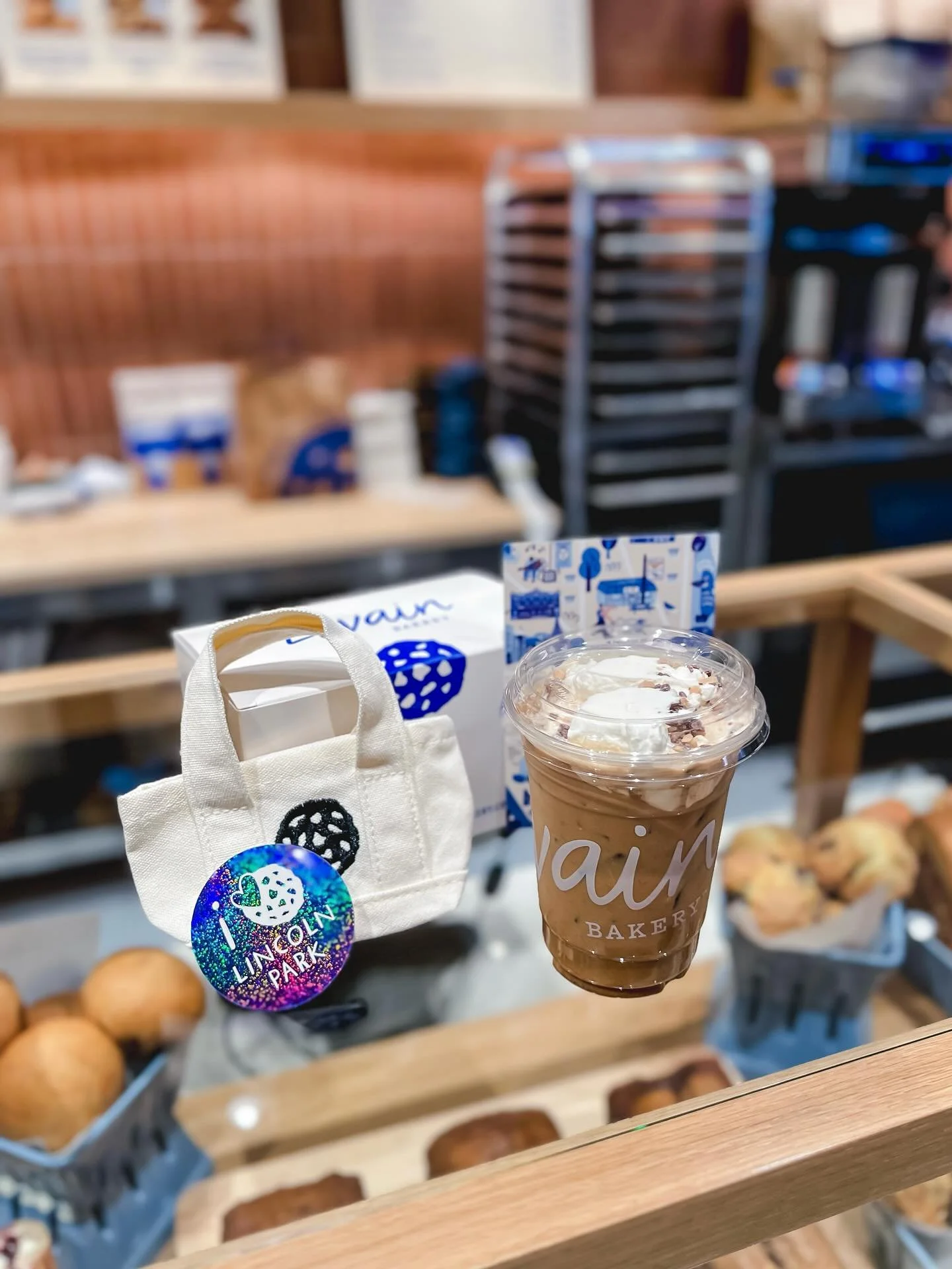 📍 levain bakery, lincoln park
got a sneak peek of the new @levainbakery in lincoln park! 🍪 this location will have an expanded coffee program and new savory treats 😋 try their limited edition white chocolate macadamia nut cookie, or the peanut but