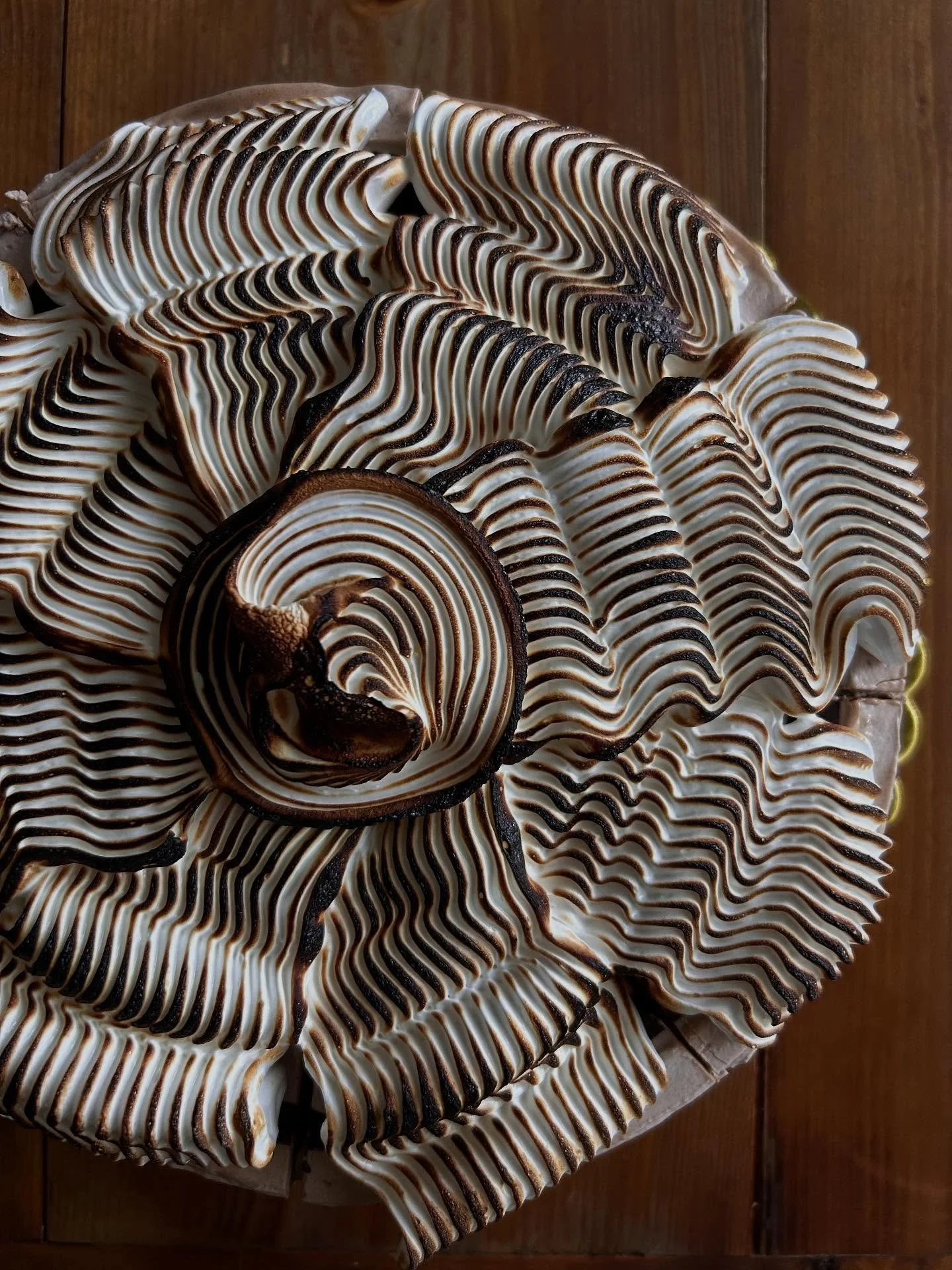 Hojicha S&rsquo;more cake 🏕️🔥🍫 my low key fave cake flavor of the current Fall Menu. Hojicha + Graham flour cake, a nice &amp; light chocolate Swiss meringue buttercream, Dark chocolate ganache, and lots of torched marshmallow meringue. The toasty