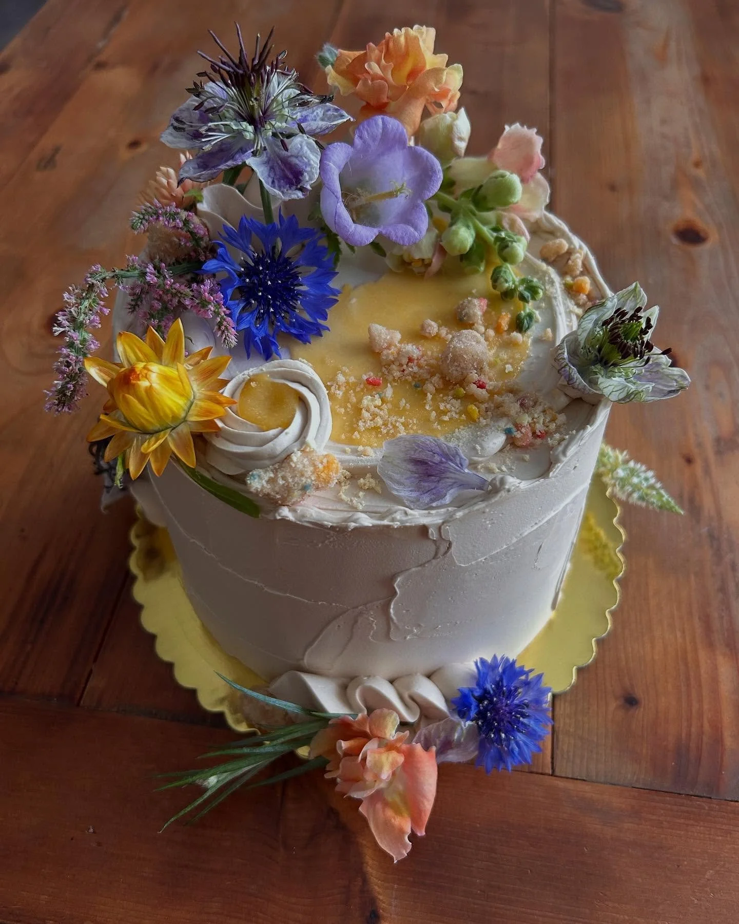 Catching up on posting spring cakes &amp; couldn&rsquo;t not post this cutie pie! Despite all of the blue flowers (which are typically a rarity) this cake is called &ldquo;Yellow&rdquo; on my current menu 🌞 think tropical birthday cake vibes:

Vanil