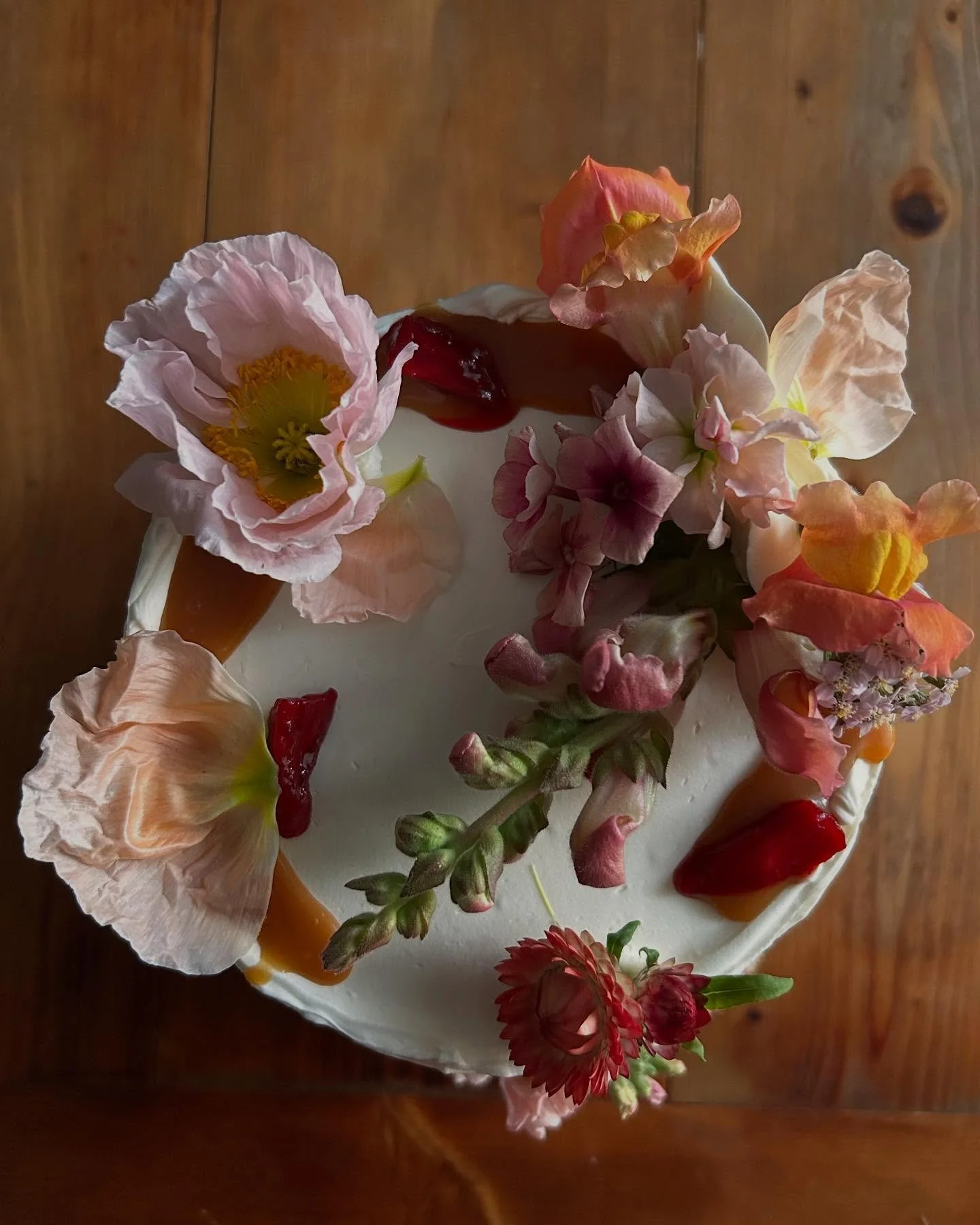 Spring cakes have been so plentiful and the season&rsquo;s floral bounty is giving me life ✨ I love this cake flavor from my current menu&mdash; It&rsquo;s called SPRING!

Honey Graham flour cake layers, deeply slow roasted FL strawberries, lemon cur