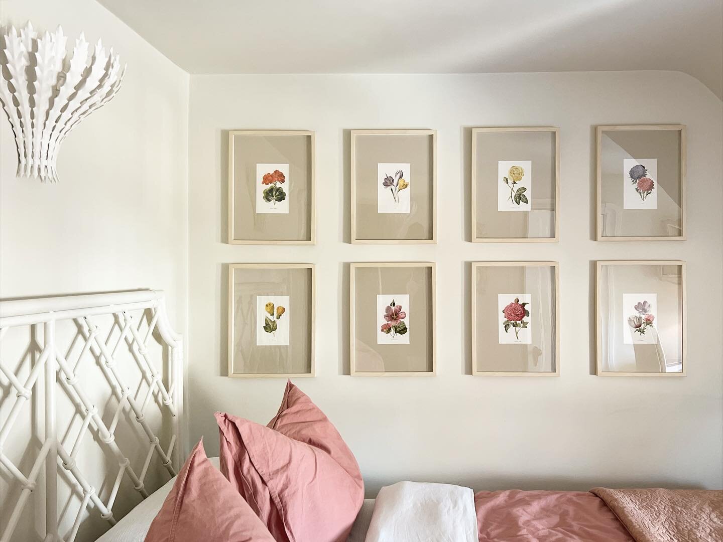 Vintage botanical prints all the way from England via @etsy are an excellent (inexpensive) way of warming up this wall in our guest bedroom. 🌸 | #etsy #botanical #vintage #vintageprint #botanicalprint #guestbedroom #interiordesign #interiordecor #in