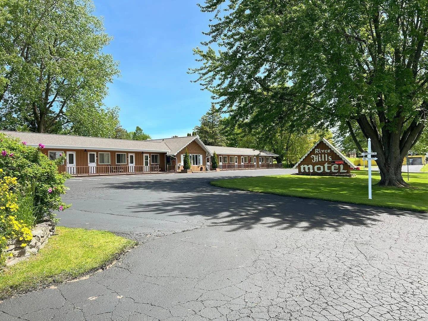 Beautiful last day at our River Hills Motel in Wisconsin. Our team accomplished so much this week- including new blacktop sealant and lines on the parking lot and planting tons of flowers just in time for the busy summer season. 🌸 | #algoma #algomaw