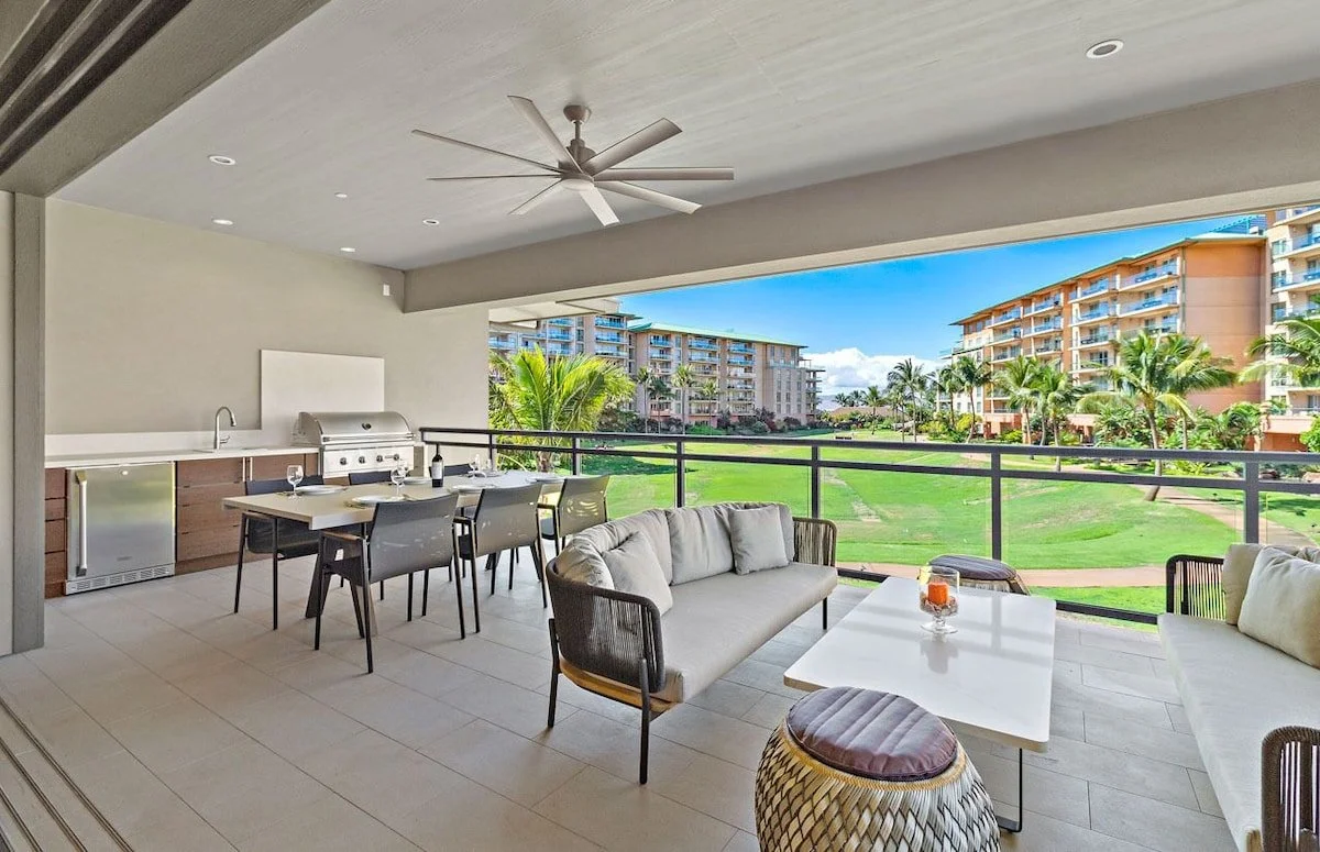 Lanai offers 500 sq.ft. with a view of the ocean, sunset, Duke's Restaurant & the island of Lanai