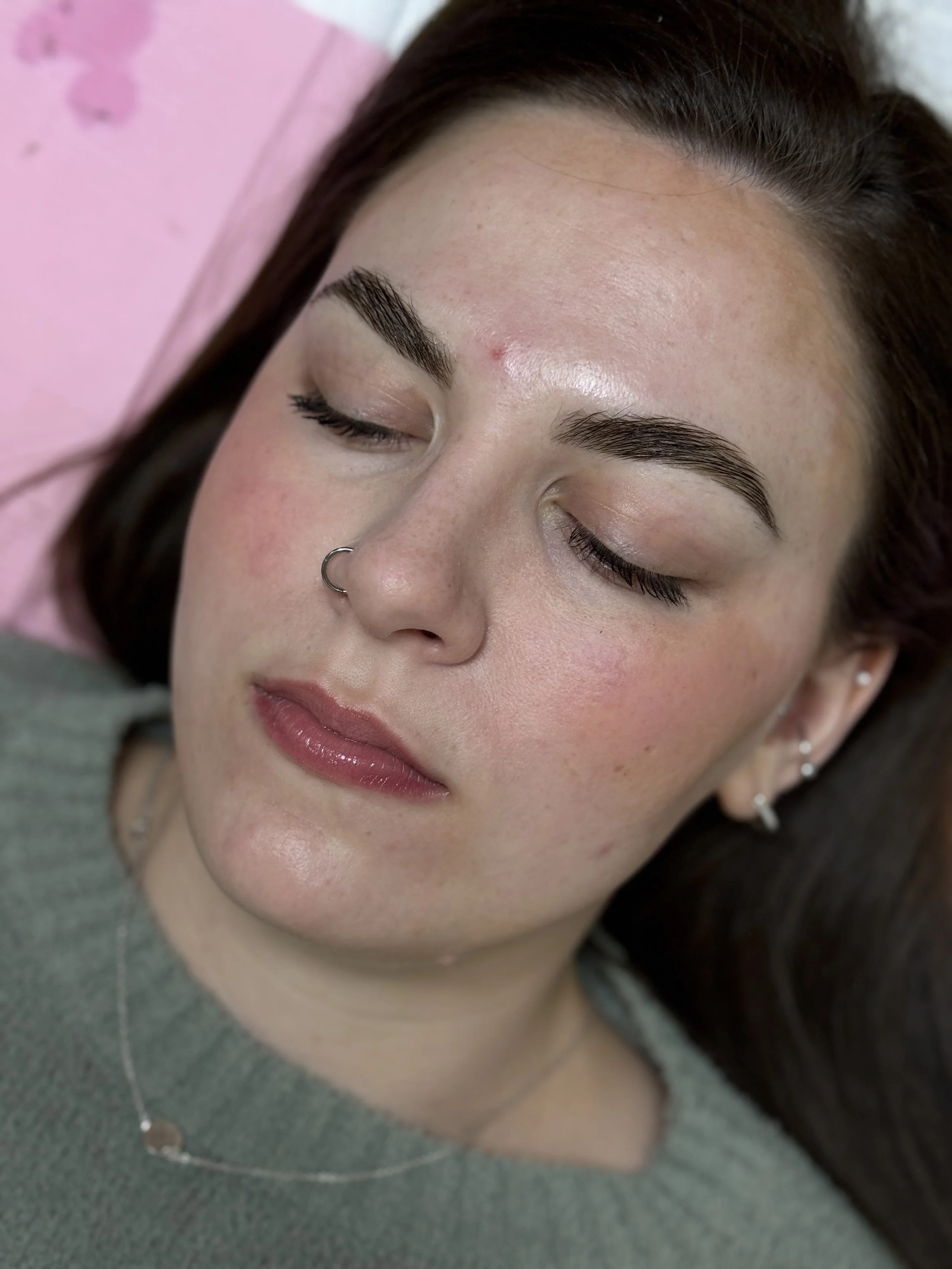 Professional brow trainer and educator Lyndsie teaching Noemi certification