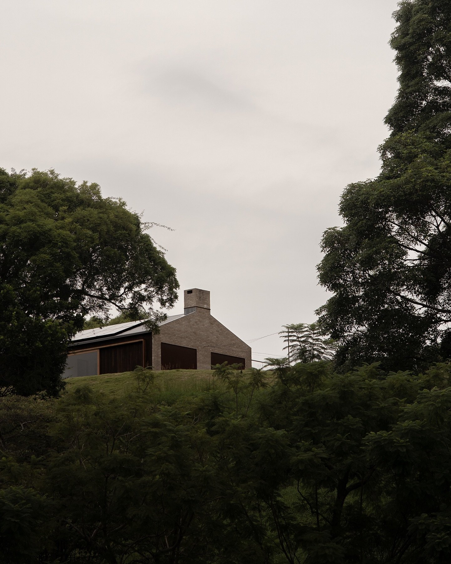 Newly completed Wallabies Watch - StudioMODA
🔨@fortyfourconstructions 
📸 @tanevmuir_architects 
.
.
.
.
.
.
.
.
.
.
.
.
#byronbayhinterland #farmstay #farmcottage #byronbayarchitecture #studiomoda #byronbayarchitecture #archilovers #dezeen #divisar