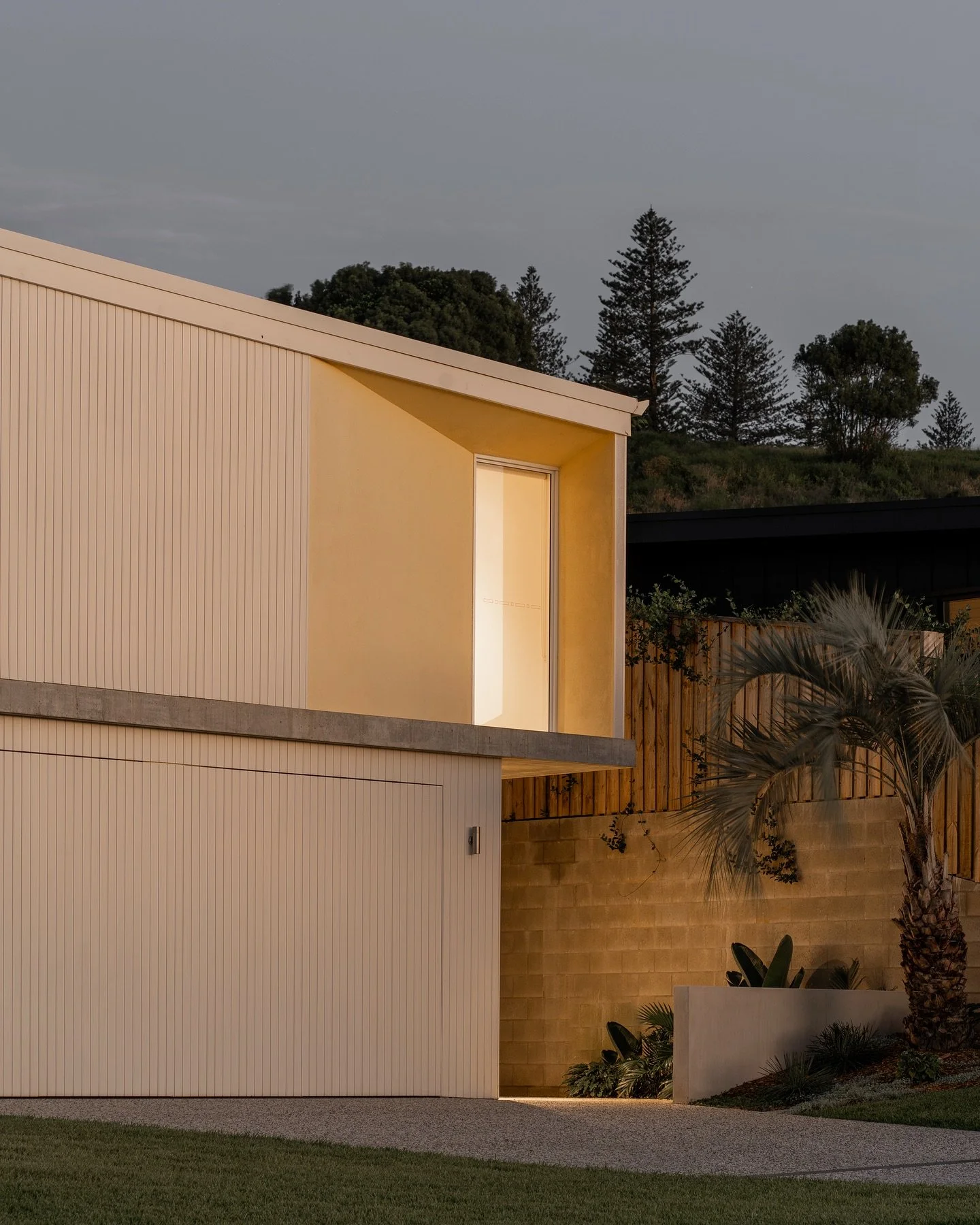 Newly completed little beach house down at Lennox Head
🔨 @twilconstructions 
📸 @stillstudio_ss 
.
.
.
.
.
.
.
.
.
.
.
.
.
.
.
.
.
.
.
.
.
.
.
.
#beachhouselennoxhead #archilovers #architectureau #architectureaustralia #tropitecture #dezeen #divisar