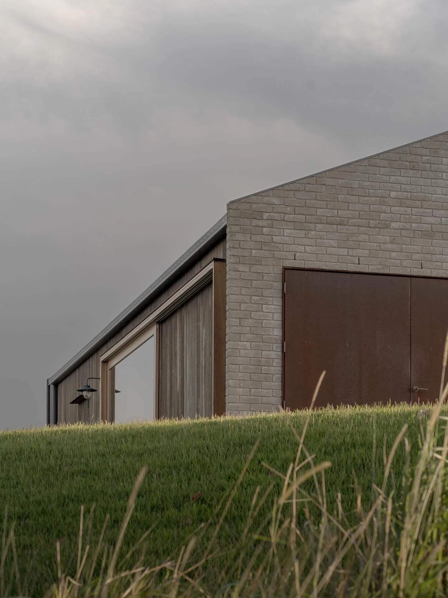 Wallabies Watch 
🔨 @fortyfourconstructions 
📸 @stillstudio_ss 
.
.
.
.
.
.
.
.
.
.
.
.
.
.
.
.
#wallabieswatch #byronbayarchitecture #smalldesign #smallarchitecture #tinyhome #archiconcepts #architectureconcept #byronbayhinterland #archilovers #tro