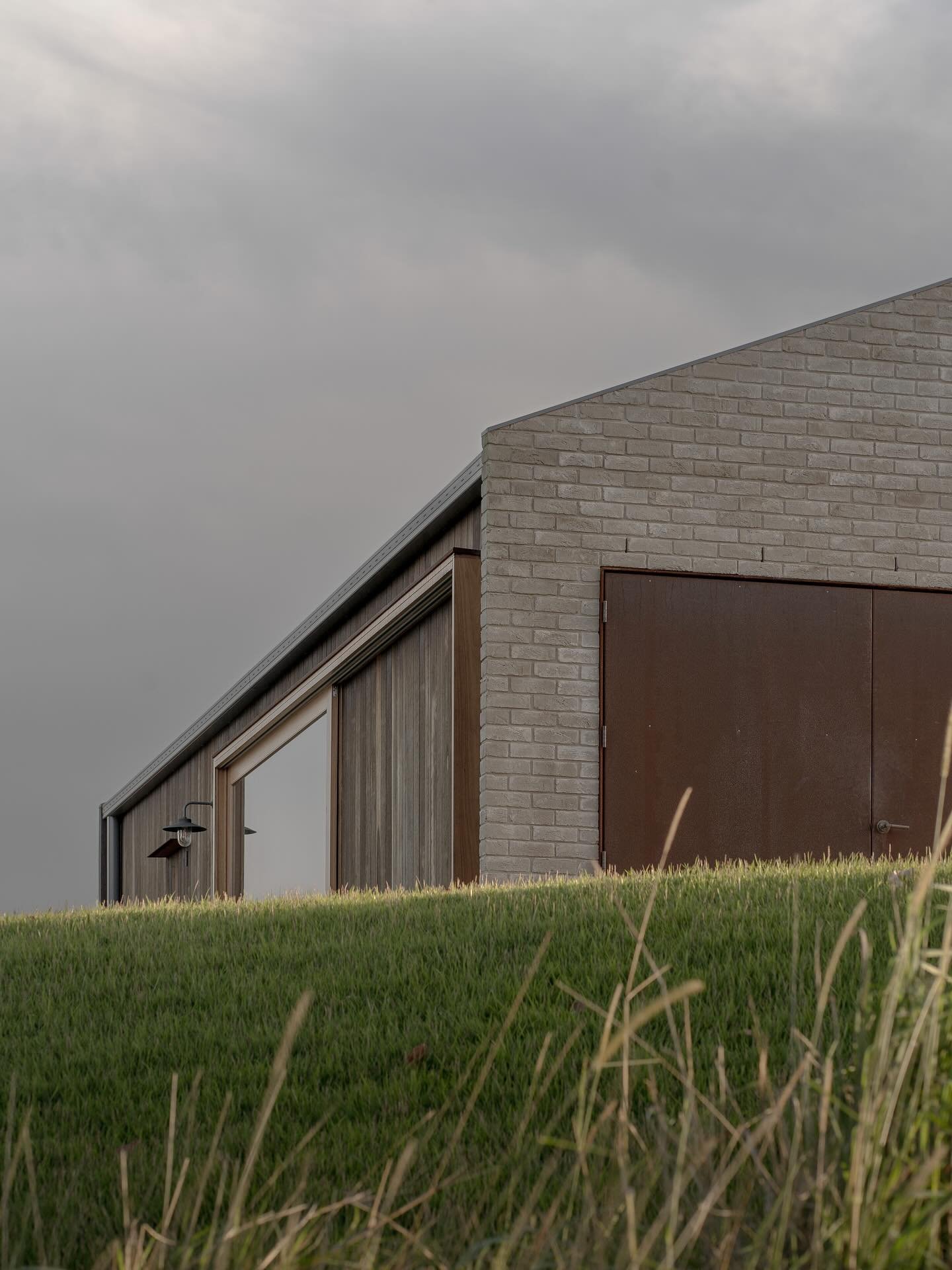 Wallabies Watch 
🔨 @fortyfourconstructions 
📸 @stillstudio_ss 
.
.
.
.
.
.
.
.
.
.
.
.
.
.
.
.
#wallabieswatch #byronbayarchitecture #smalldesign #smallarchitecture #tinyhome #archiconcepts #architectureconcept #byronbayhinterland #archilovers #tro