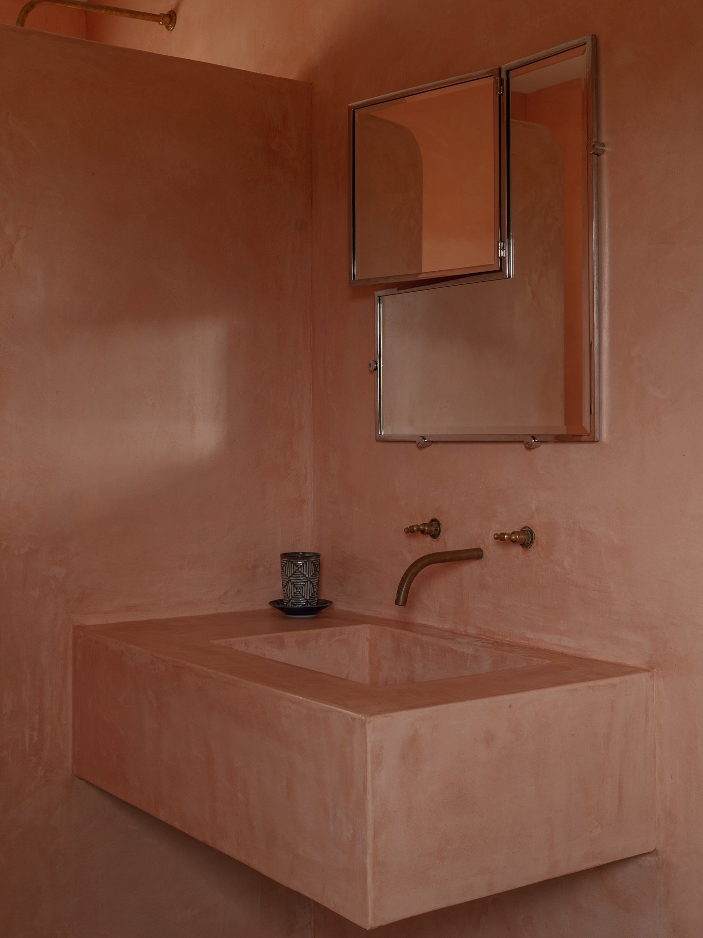 Minimal rendered bathroom at Wallabies Watch
.
🔨 @fortyfourconstructions 
📸 @stillstudio_ss 
🪑 Carina Hicks
.
#wallabieswatch #byronbayarchitecture #smallarchitecture #archilover #architecture