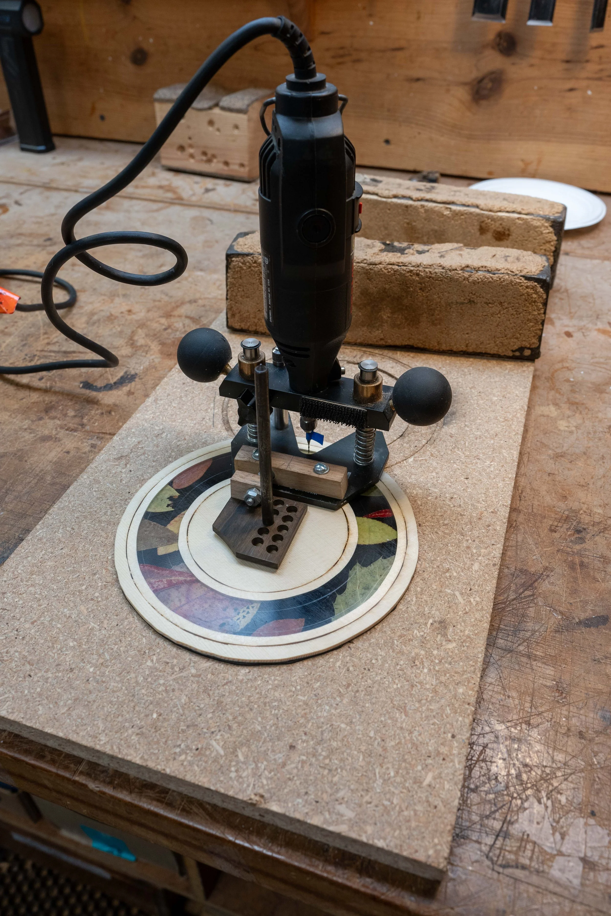 Cutting out the rosette.