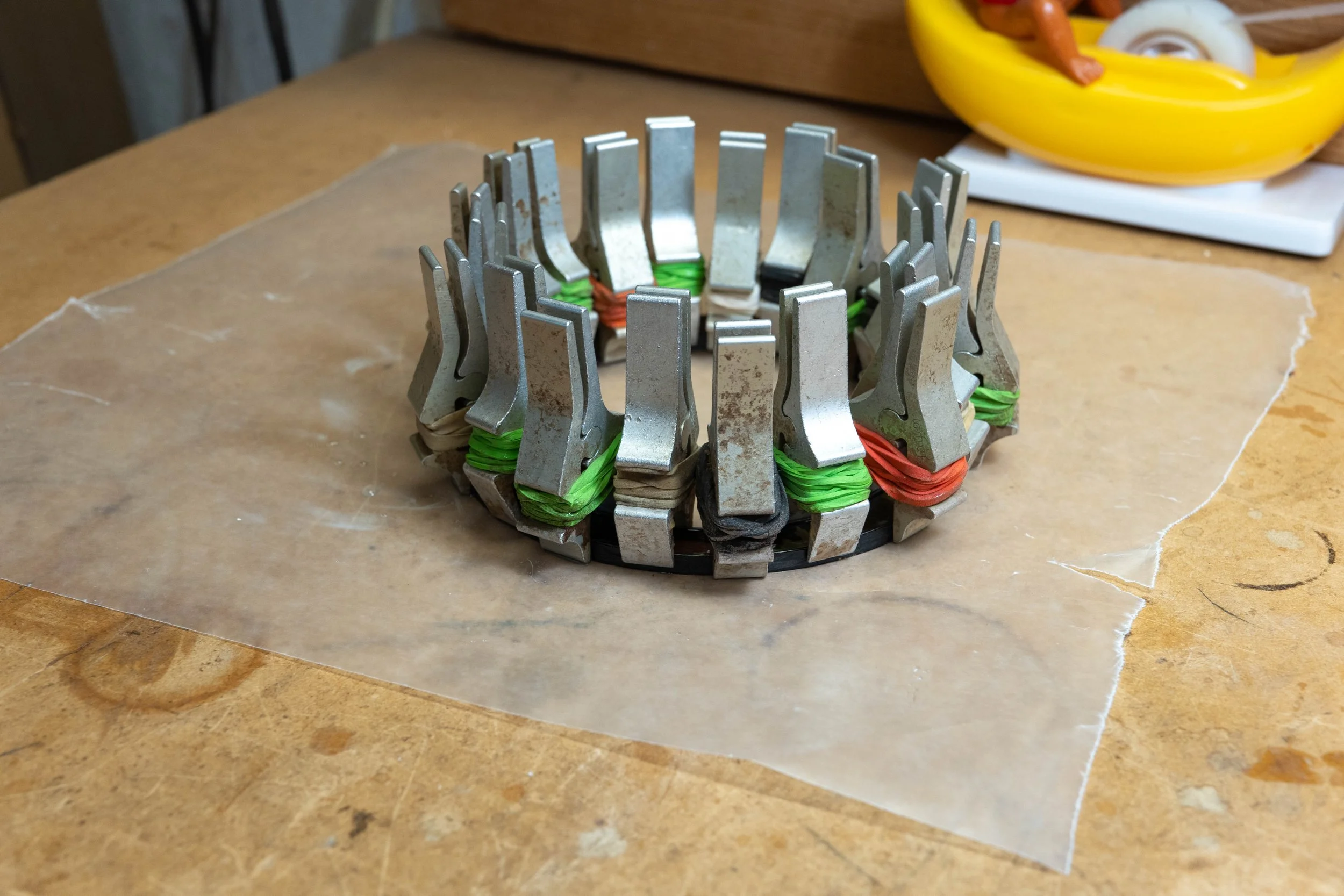 Glueing the purfling on the rosette. 