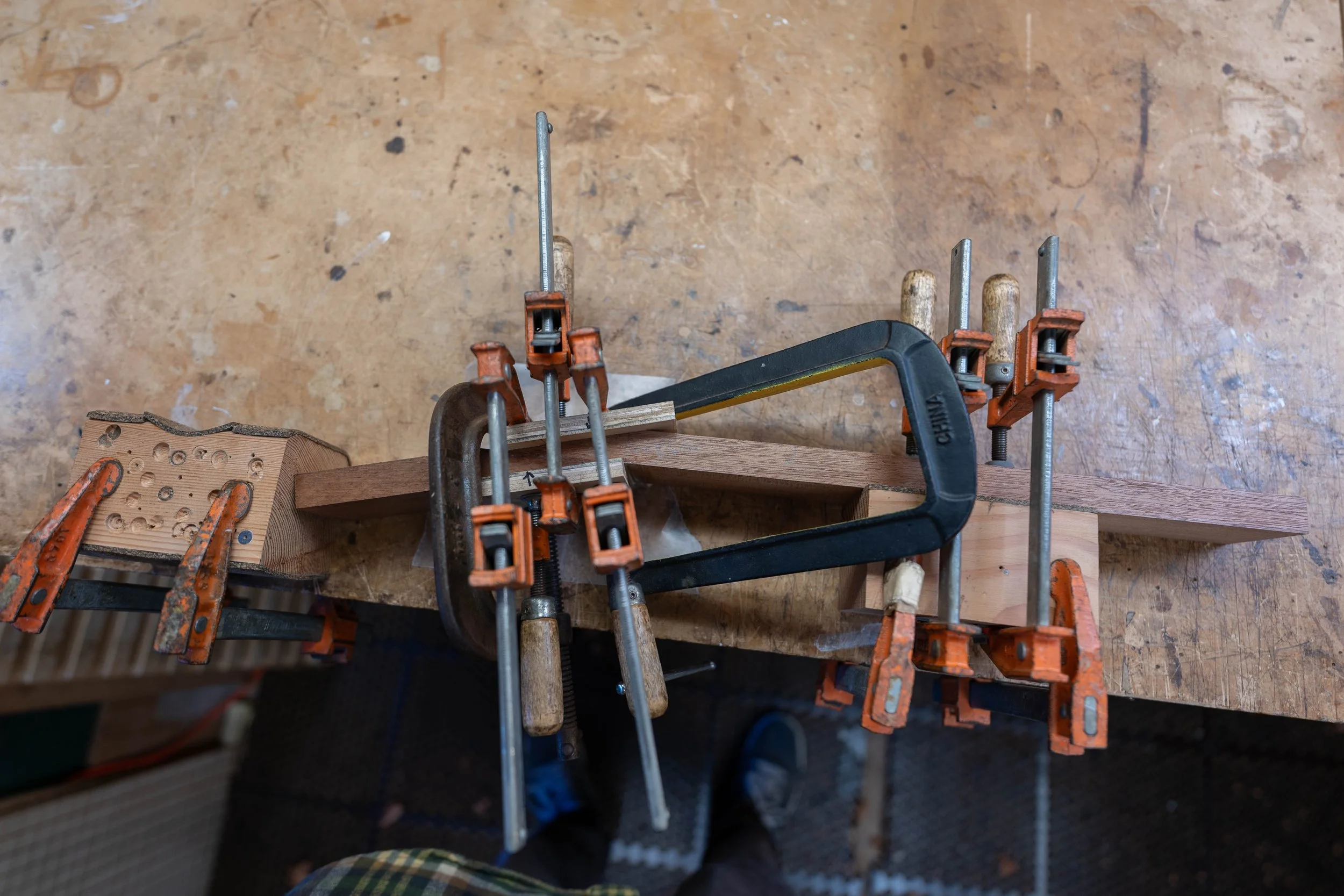 Glueing the scarf going.