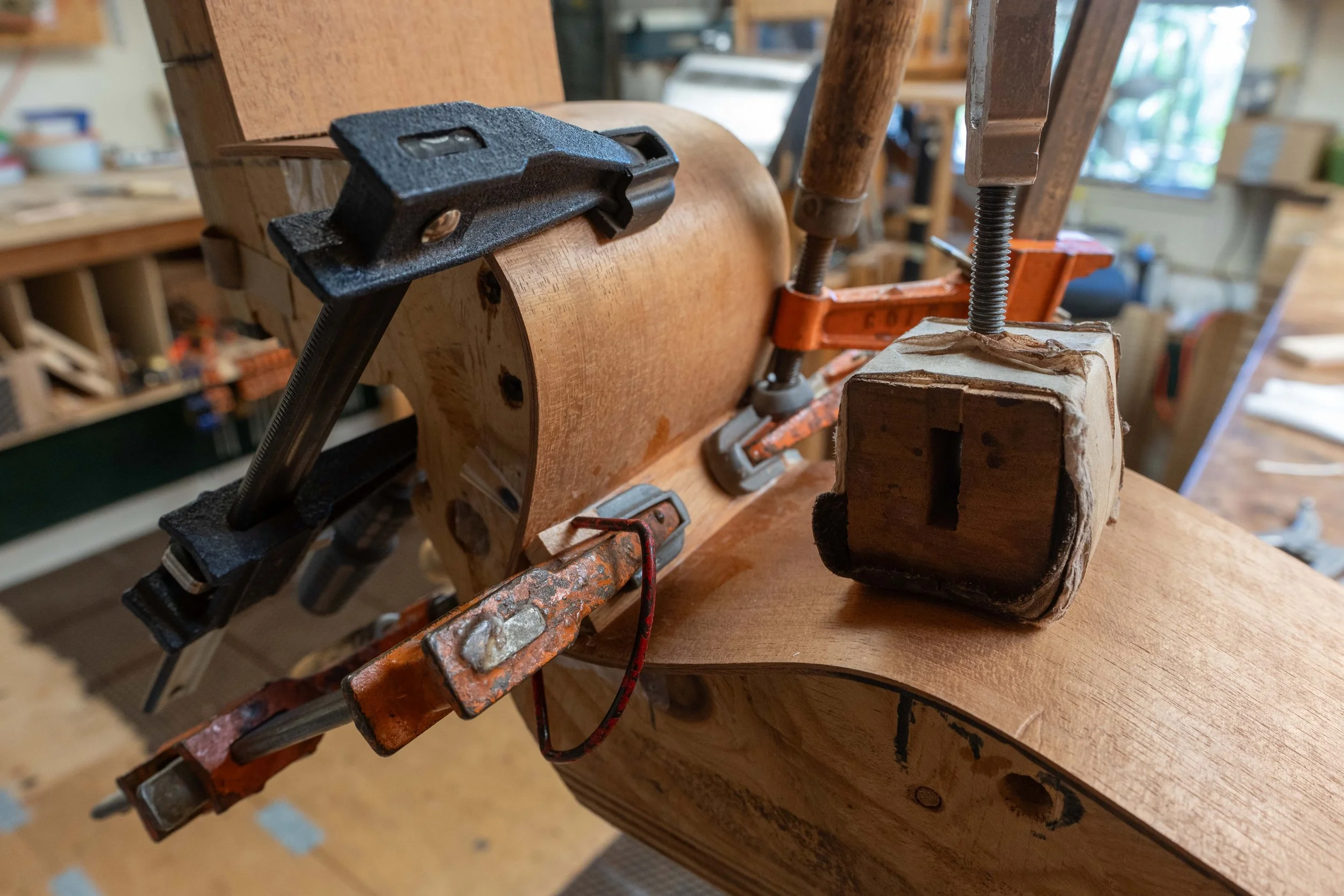 And then the blocks are glued in. Tail block, and corner block first. 