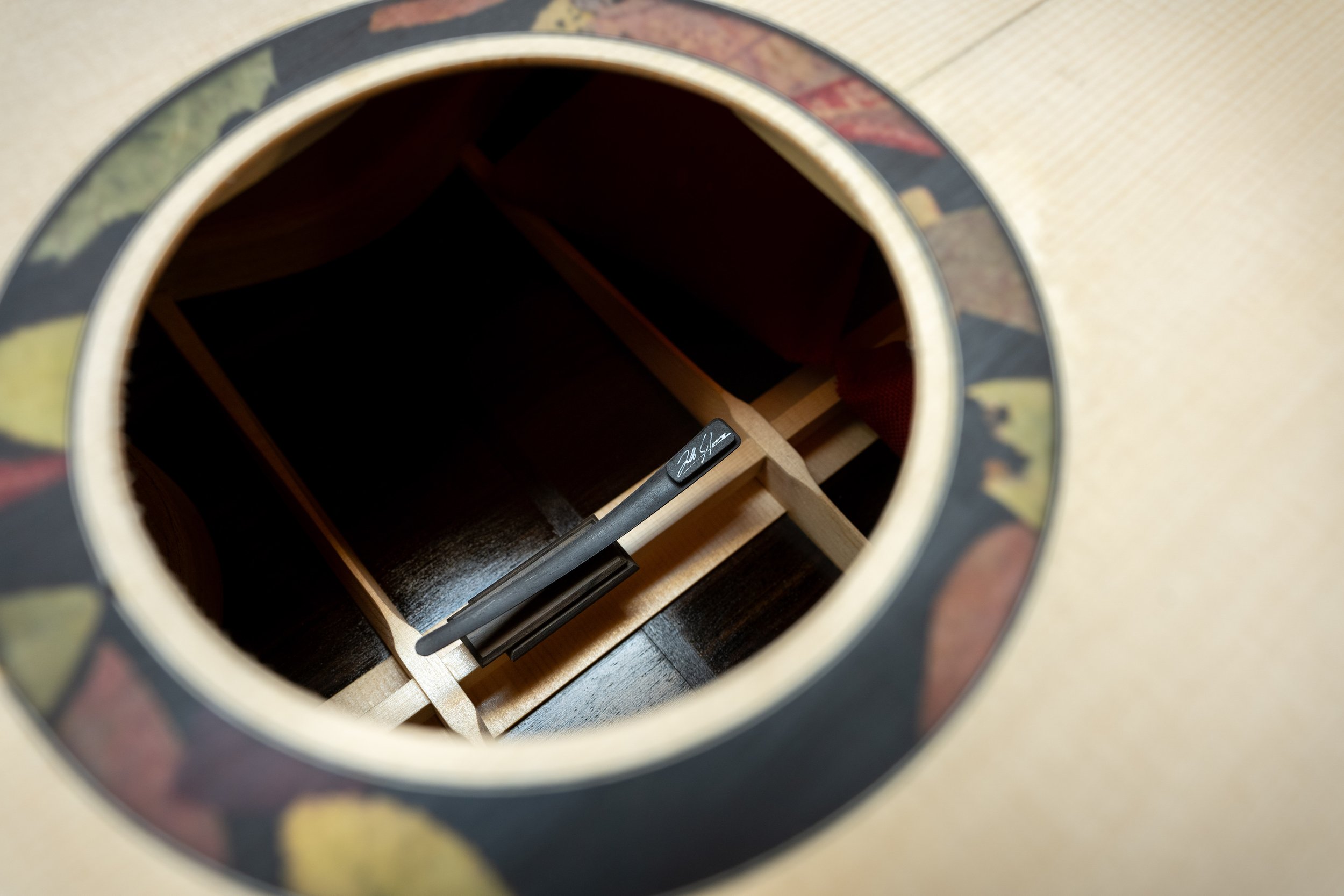 Before glueing on the back, I made the label. The floating brace was in the way of doing a regular label on the back centerstrip, so I made this one instead. Some more info on the making of that in my blog post called "Simply a Label". Inspired by th