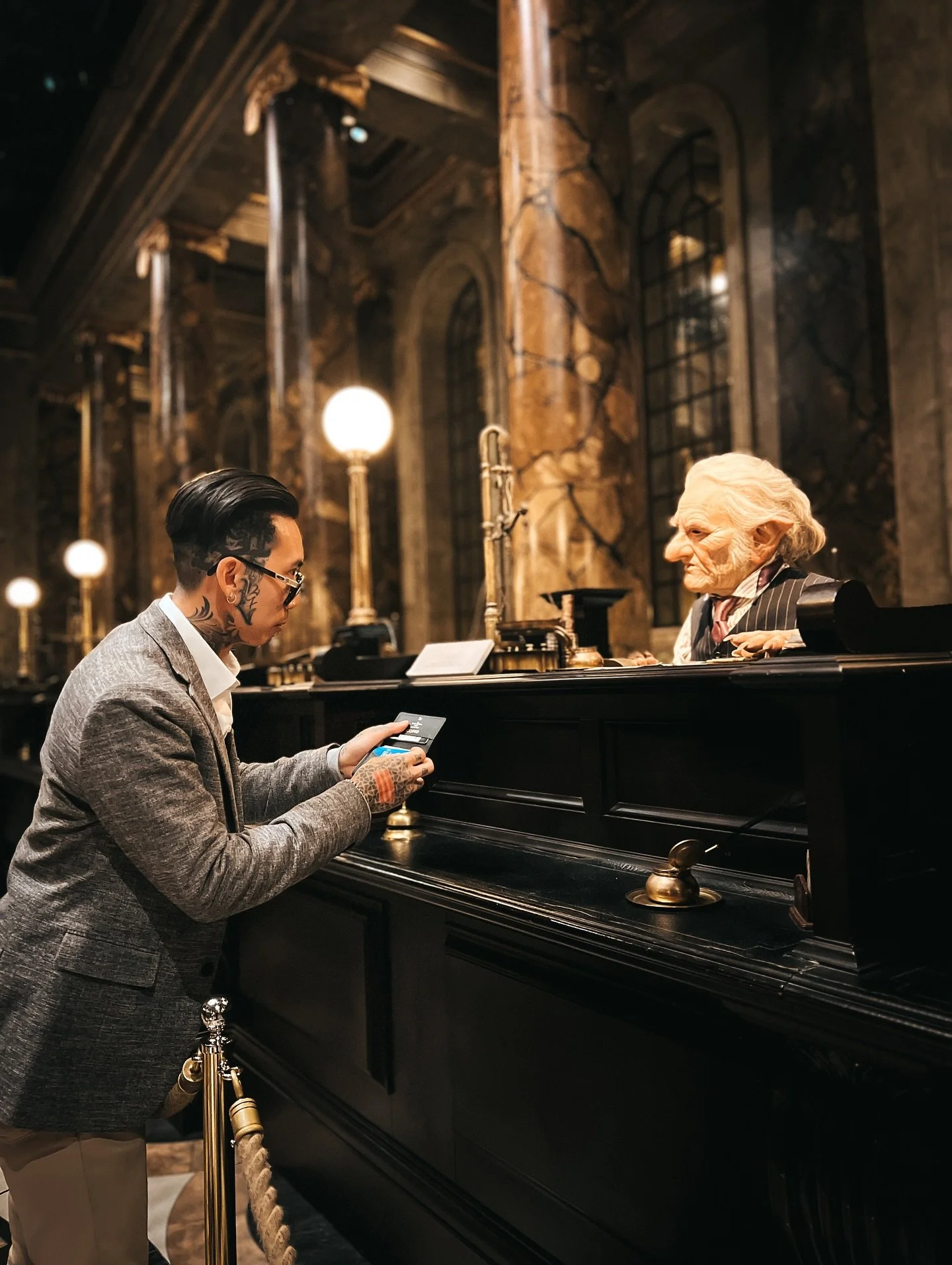 First time I watched Harry Potter was in Vietnam 🇻🇳 Rented from a Bootleg alley store 📼 
For my 35th @artbydannika took me to Harry Potter Studios London 🏴󠁧󠁢󠁥󠁮󠁧󠁿 #notabadbirthday