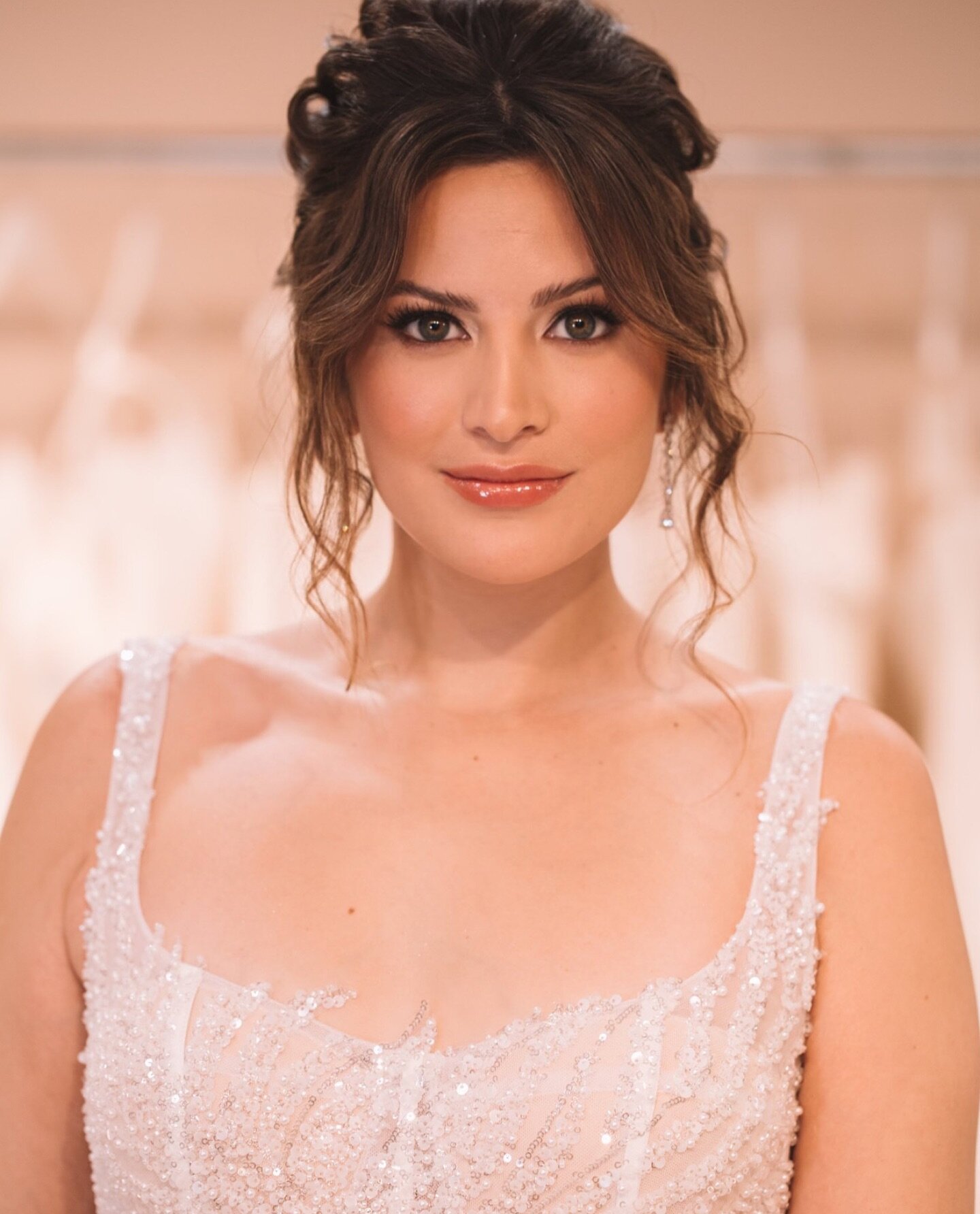 Love Your Skin Bride 
Our signature look is a fresh face, the best version of you. 

Beauty @lysbrides @lysartistrypro @michellediasbeauty 
 Bridal shop/ gowns @lilibridals 
Photography @oneononephotography @cocunphotography 
Content Angeles.aura.art